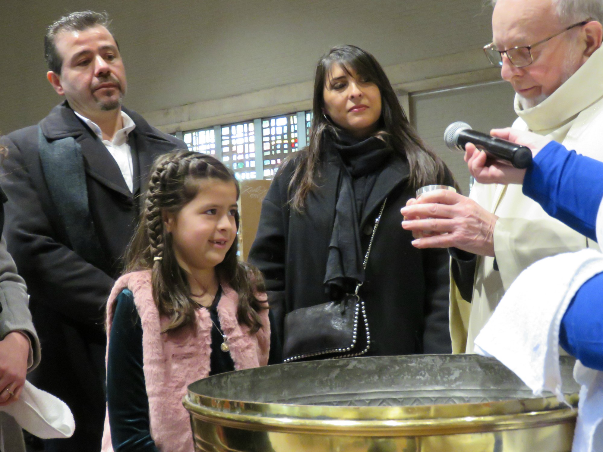 Doopviering eerste communicanten 2024 - Priester Paul Scheelen - Sint-Anna-ten-Drieënkerk, Antwerpen Linkeroever