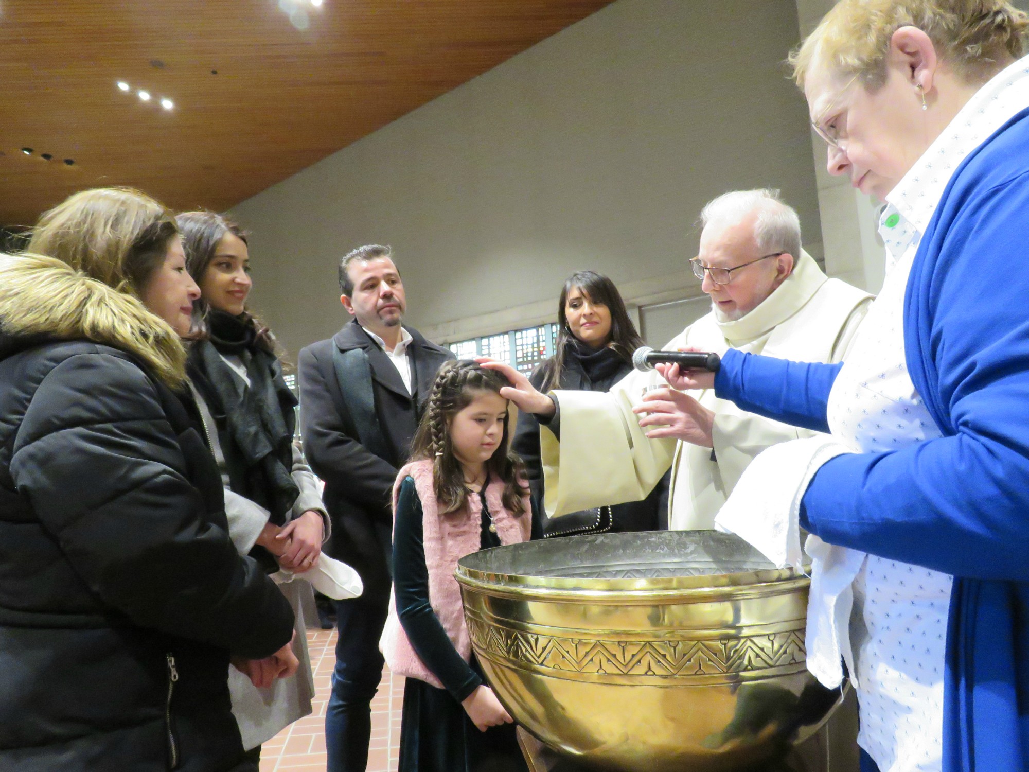 Doopviering eerste communicanten 2024 - Priester Paul Scheelen - Sint-Anna-ten-Drieënkerk, Antwerpen Linkeroever