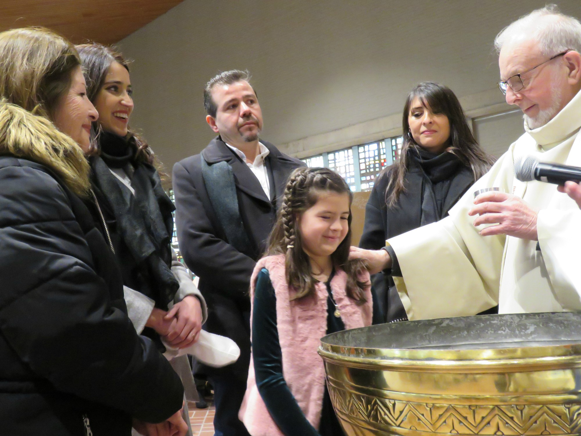 Doopviering eerste communicanten 2024 - Priester Paul Scheelen - Sint-Anna-ten-Drieënkerk, Antwerpen Linkeroever