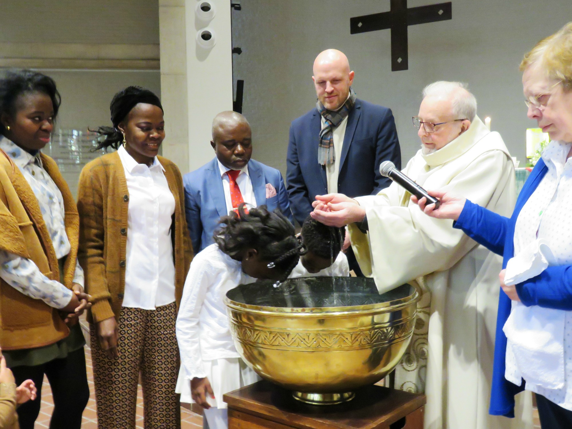 Doopviering eerste communicanten 2024 - Priester Paul Scheelen - Sint-Anna-ten-Drieënkerk, Antwerpen Linkeroever