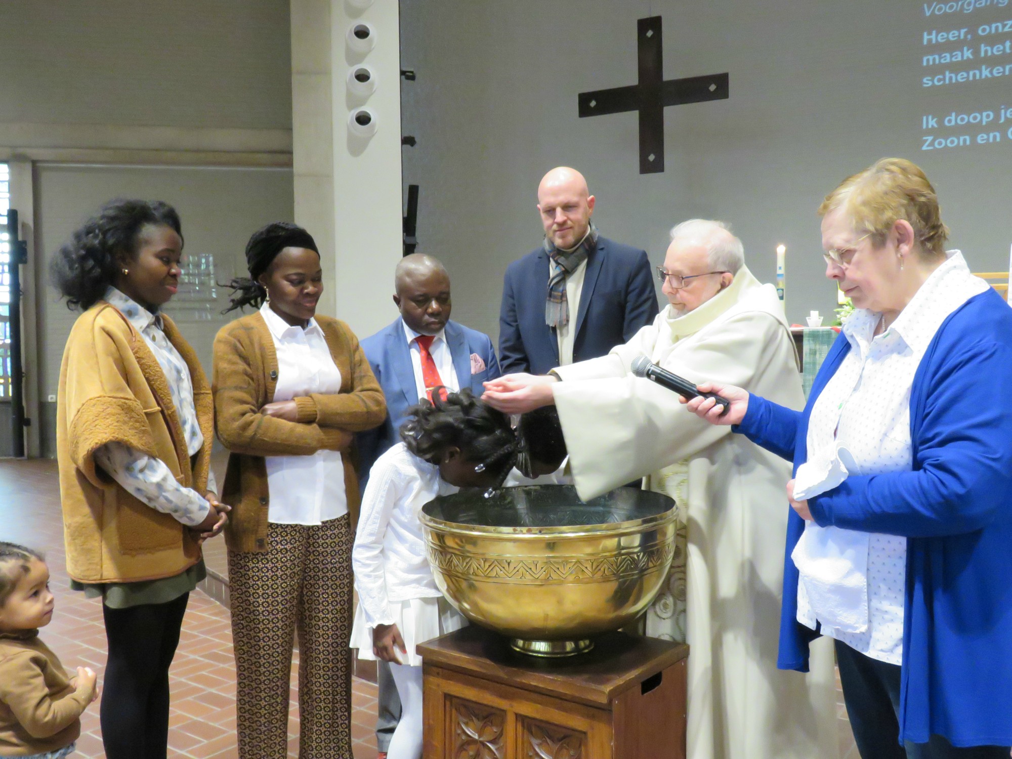 Doopviering eerste communicanten 2024 - Priester Paul Scheelen - Sint-Anna-ten-Drieënkerk, Antwerpen Linkeroever