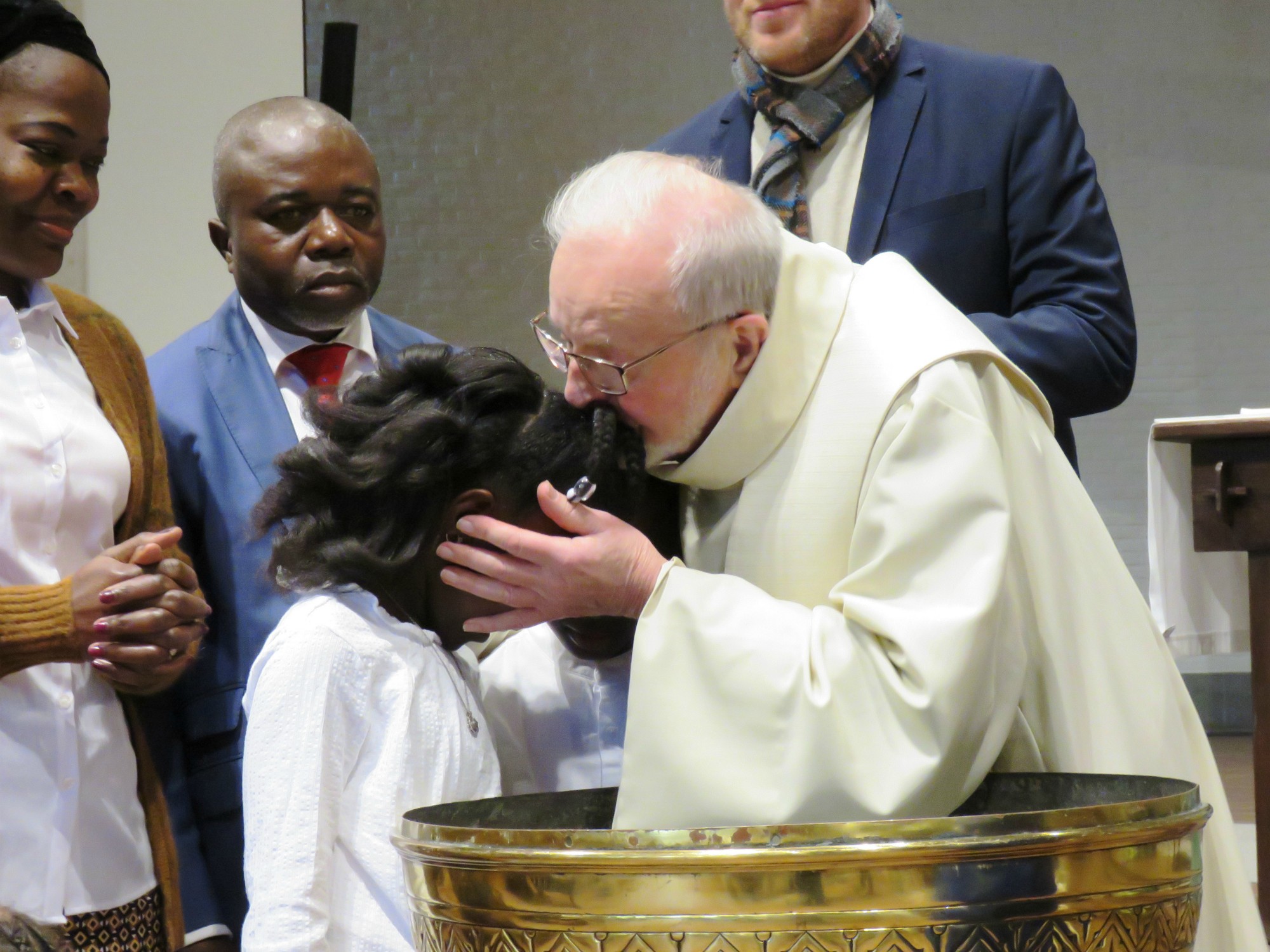 Doopviering eerste communicanten 2024 - Priester Paul Scheelen - Sint-Anna-ten-Drieënkerk, Antwerpen Linkeroever