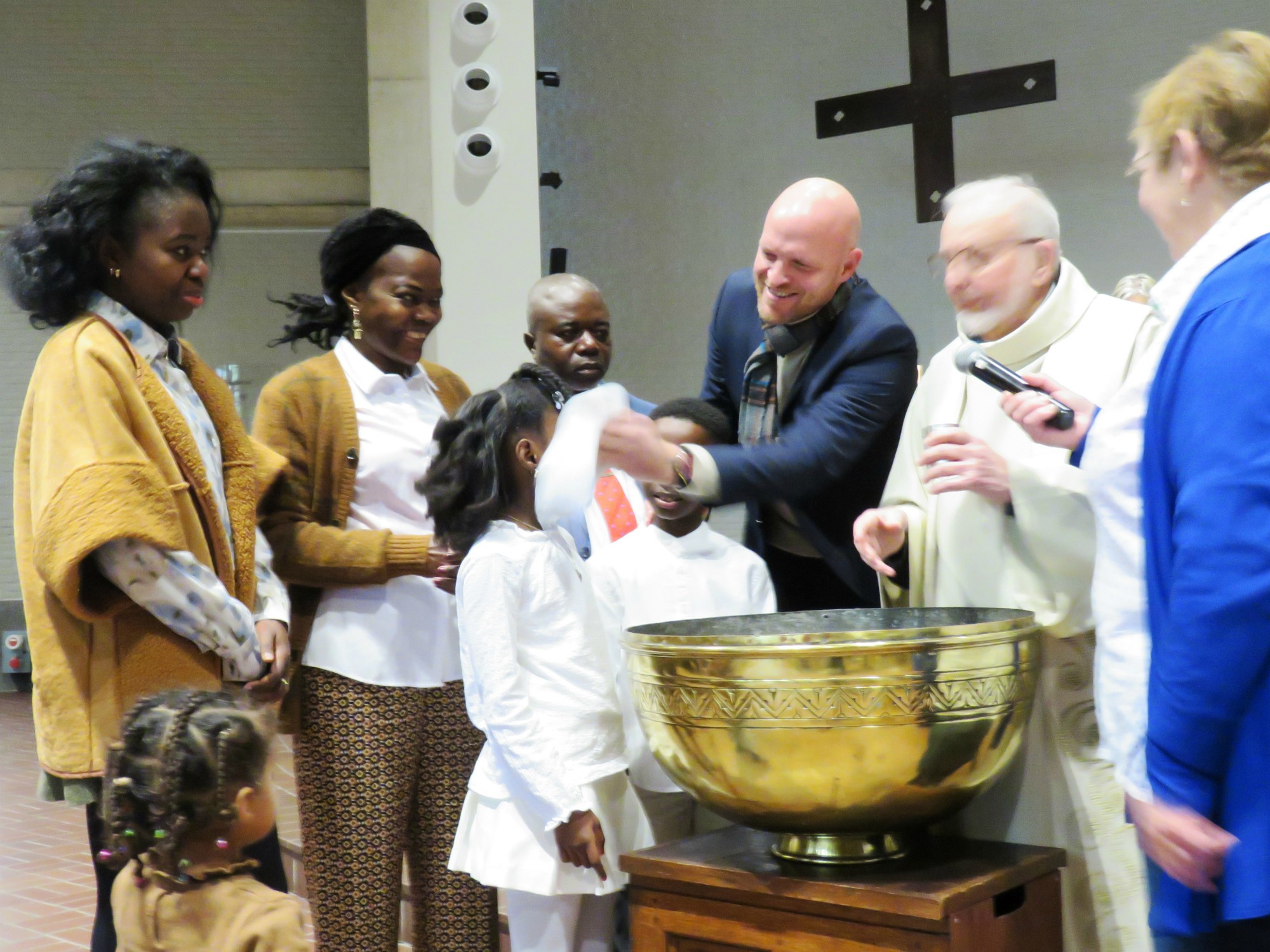 Doopviering eerste communicanten 2024 - Priester Paul Scheelen - Sint-Anna-ten-Drieënkerk, Antwerpen Linkeroever