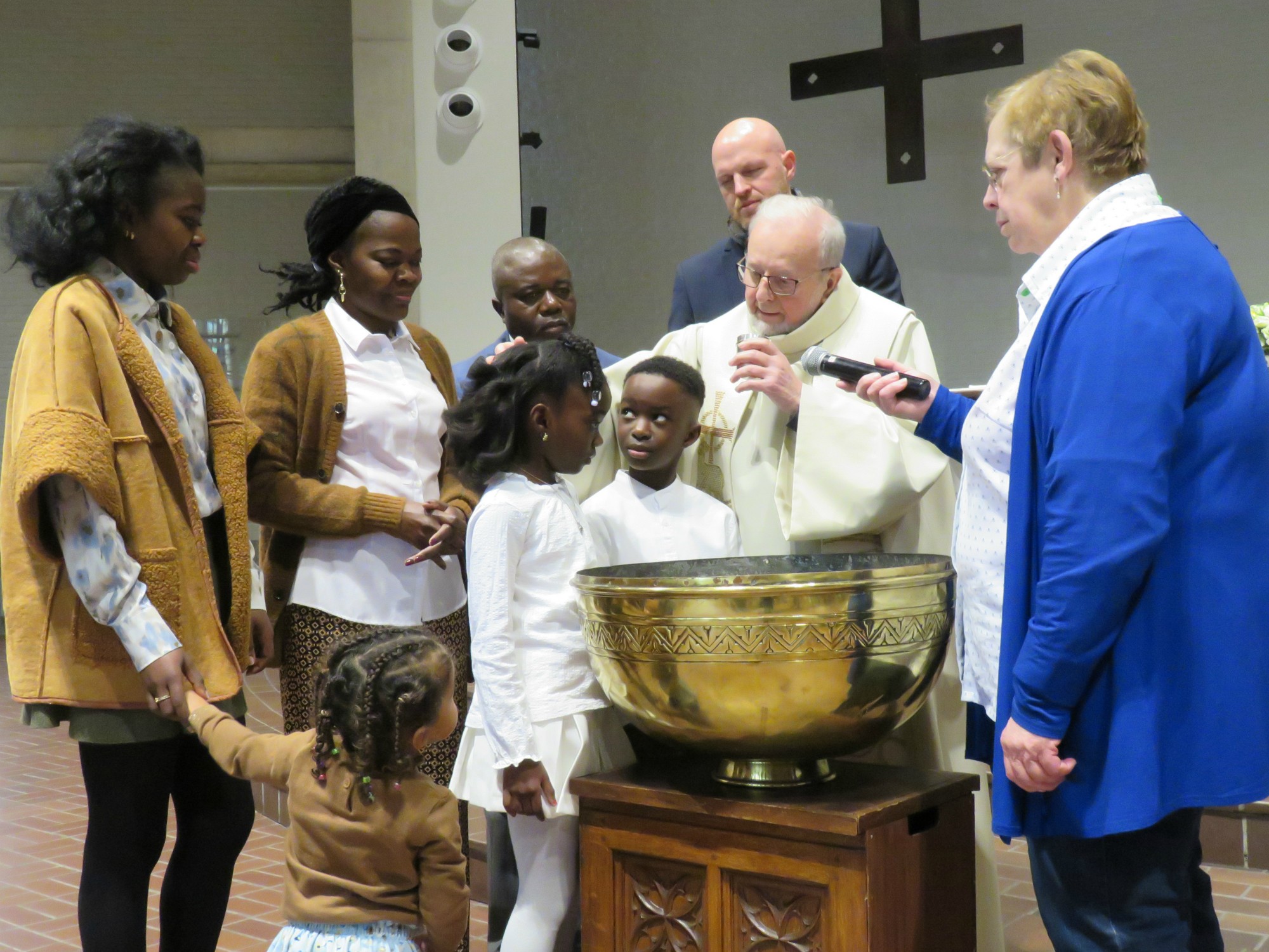 Doopviering eerste communicanten 2024 - Priester Paul Scheelen - Sint-Anna-ten-Drieënkerk, Antwerpen Linkeroever