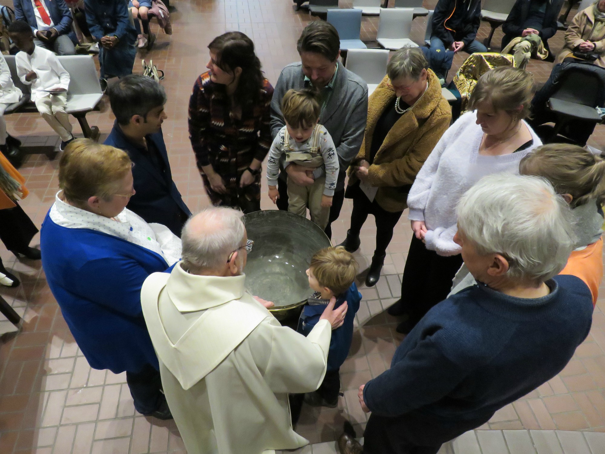 Doopviering eerste communicanten 2024 - Priester Paul Scheelen - Sint-Anna-ten-Drieënkerk, Antwerpen Linkeroever