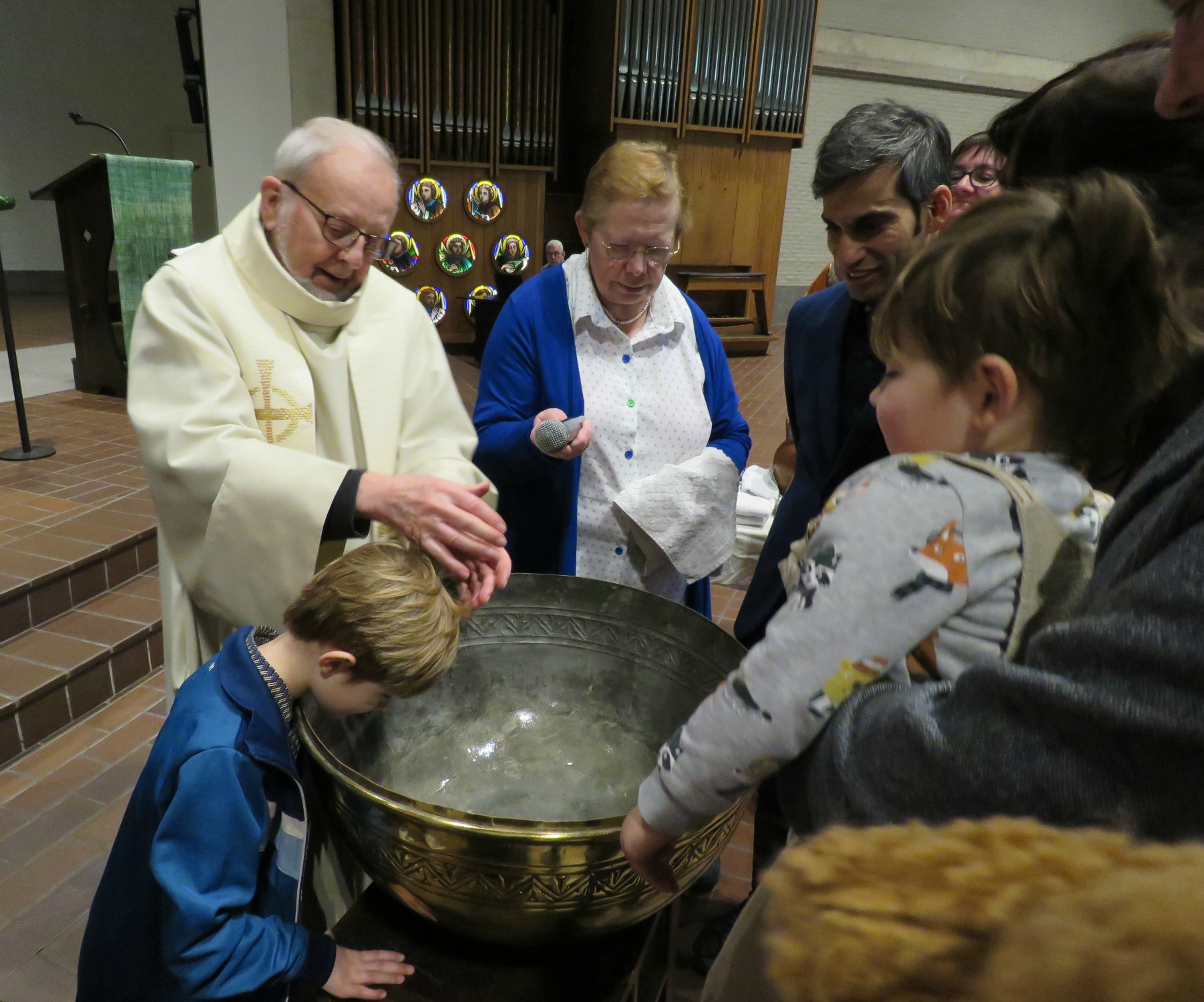 Doopviering eerste communicanten 2024 - Priester Paul Scheelen - Sint-Anna-ten-Drieënkerk, Antwerpen Linkeroever