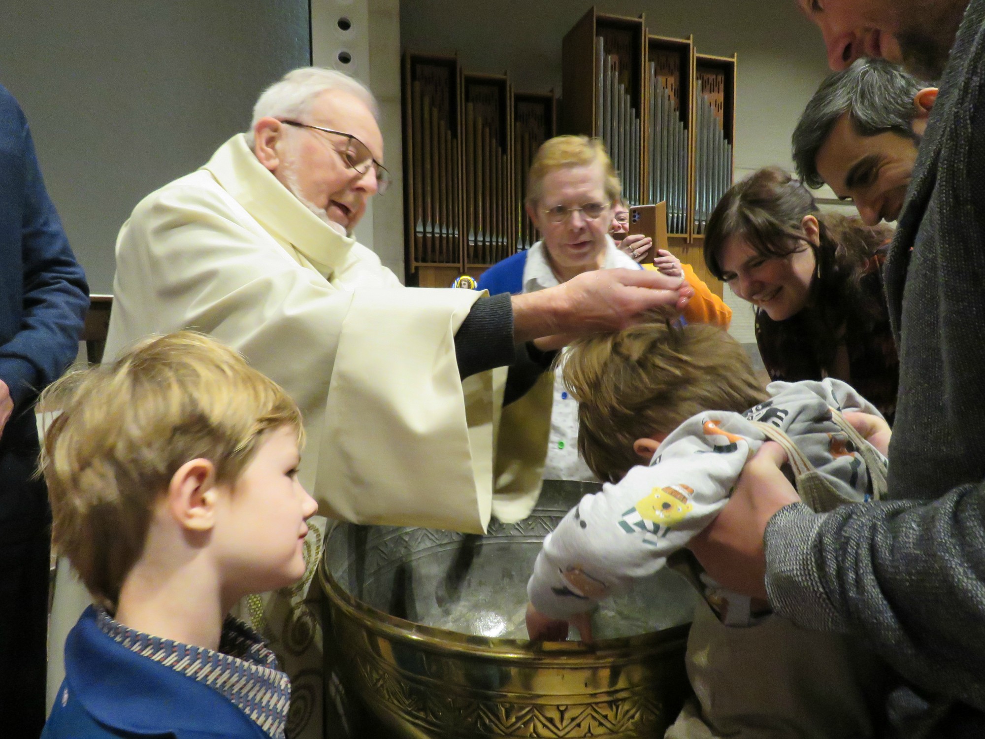 Doopviering eerste communicanten 2024 - Priester Paul Scheelen - Sint-Anna-ten-Drieënkerk, Antwerpen Linkeroever