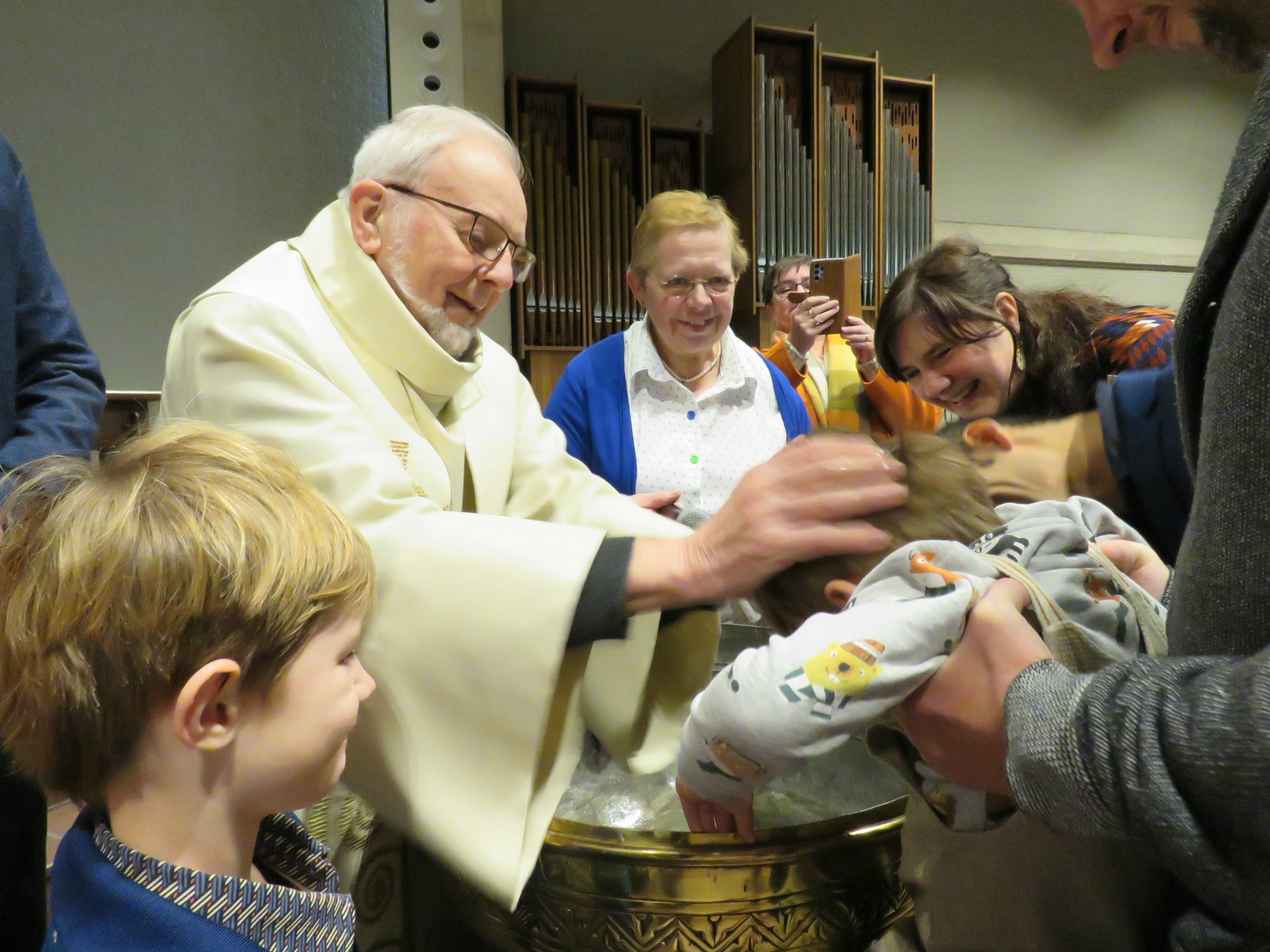 Doopviering eerste communicanten 2024 - Priester Paul Scheelen - Sint-Anna-ten-Drieënkerk, Antwerpen Linkeroever