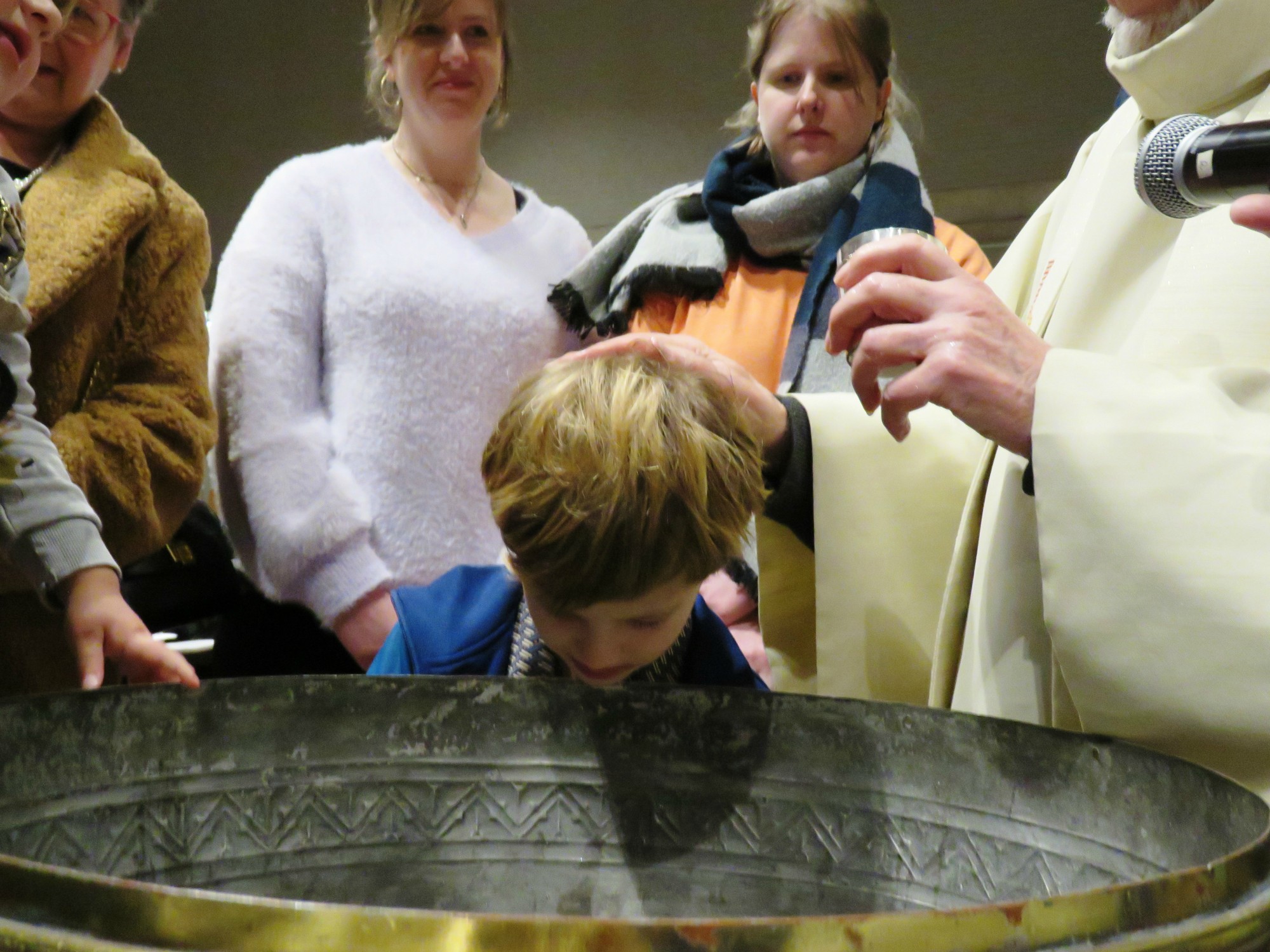 Doopviering eerste communicanten 2024 - Priester Paul Scheelen - Sint-Anna-ten-Drieënkerk, Antwerpen Linkeroever