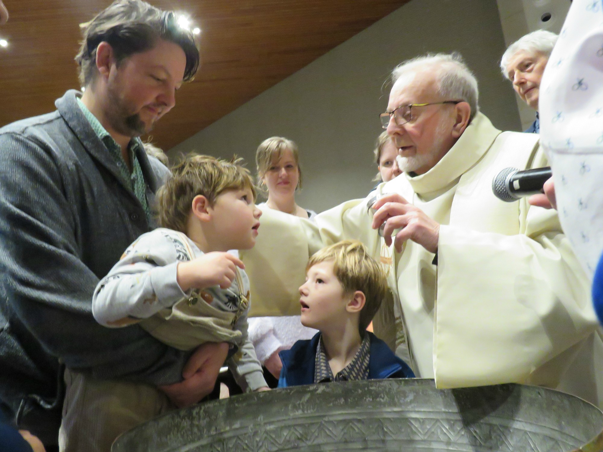 Doopviering eerste communicanten 2024 - Priester Paul Scheelen - Sint-Anna-ten-Drieënkerk, Antwerpen Linkeroever