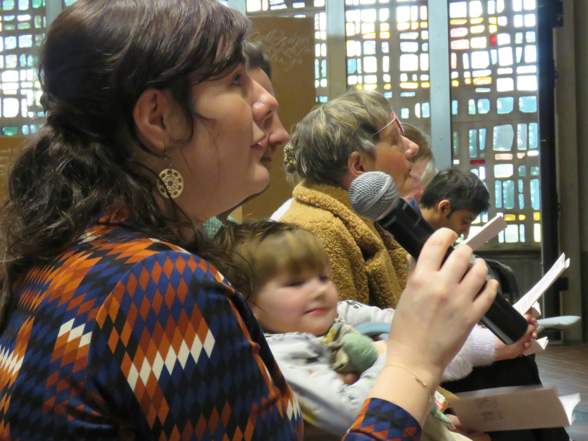 Doopviering eerste communicanten 2024 - Priester Paul Scheelen - Sint-Anna-ten-Drieënkerk, Antwerpen Linkeroever