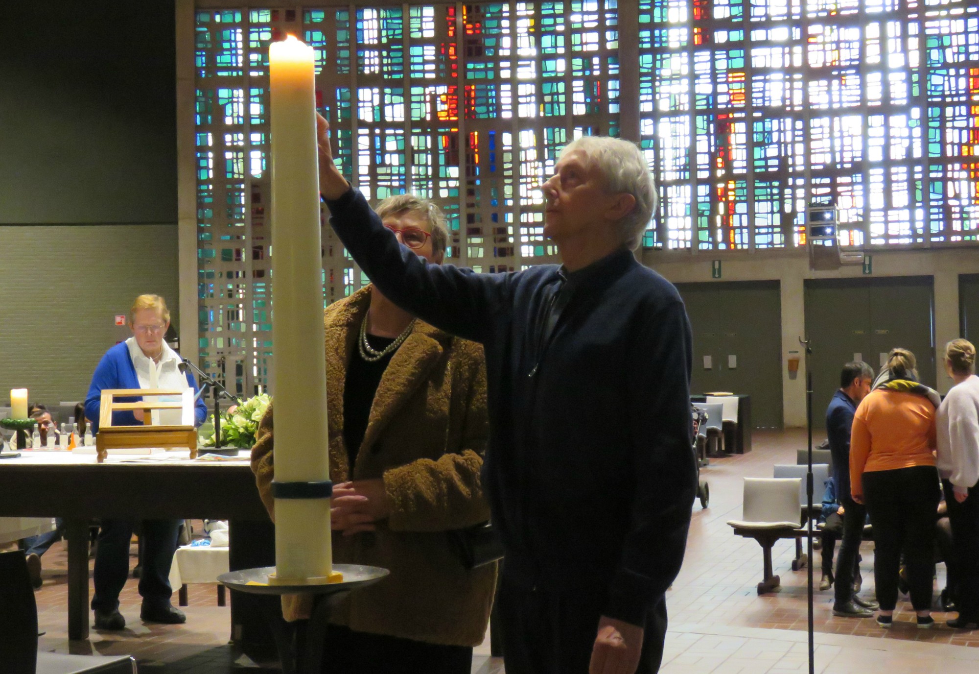 Doopviering eerste communicanten 2024 - Priester Paul Scheelen - Sint-Anna-ten-Drieënkerk, Antwerpen Linkeroever