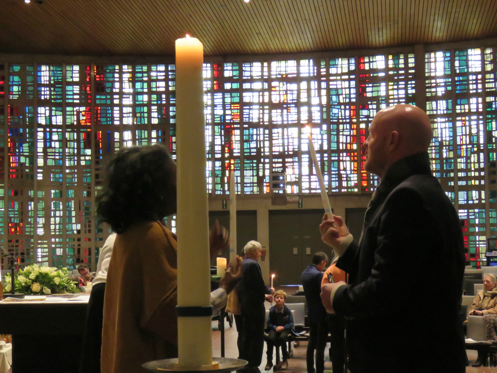 Doopviering eerste communicanten 2024 - Priester Paul Scheelen - Sint-Anna-ten-Drieënkerk, Antwerpen Linkeroever