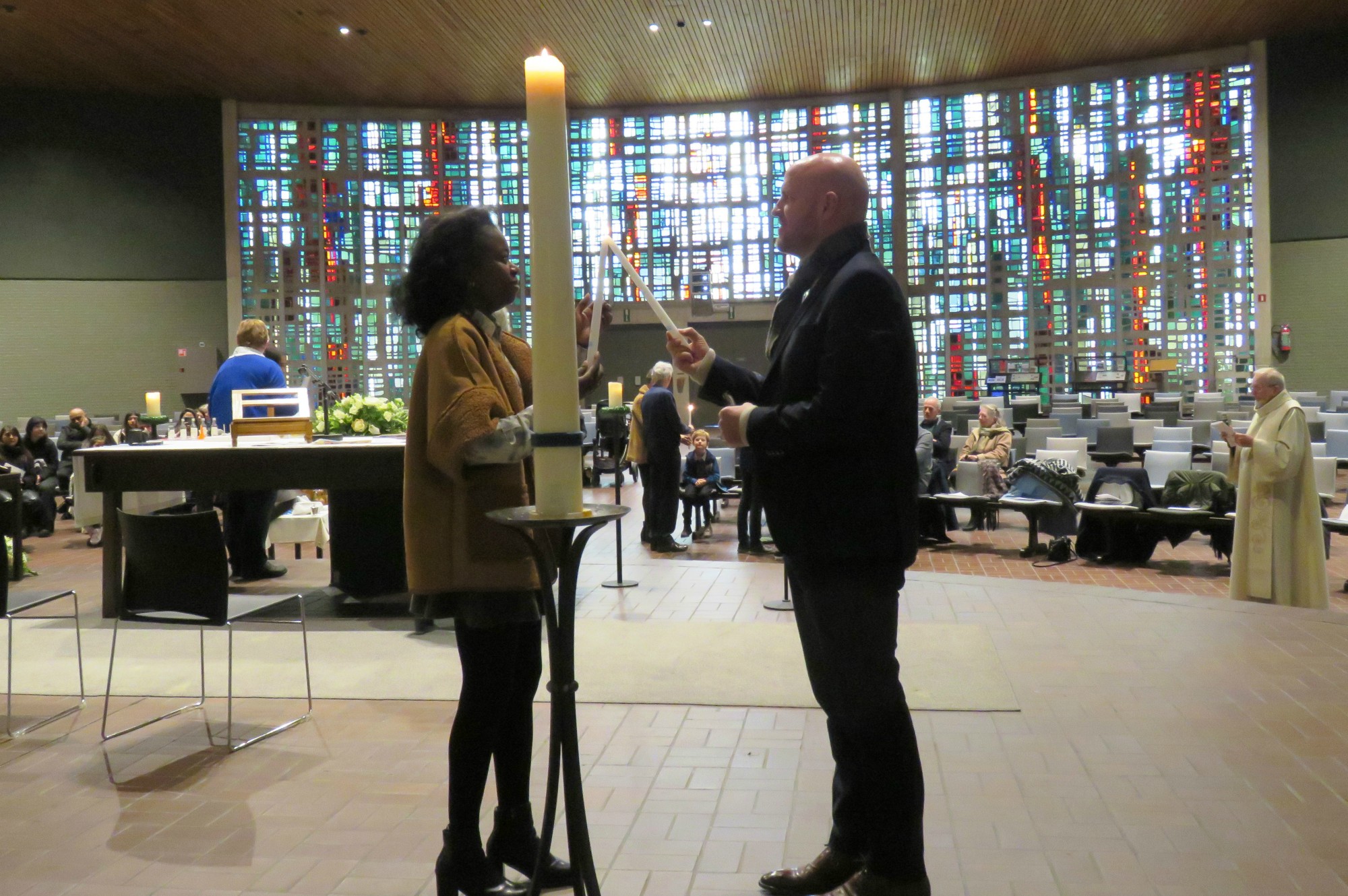 Doopviering eerste communicanten 2024 - Priester Paul Scheelen - Sint-Anna-ten-Drieënkerk, Antwerpen Linkeroever