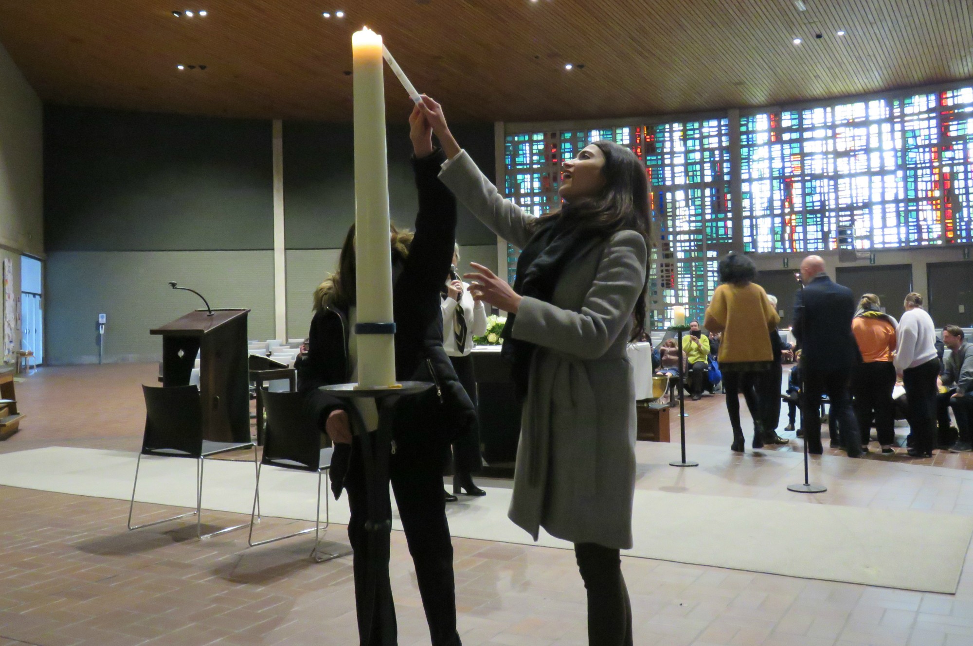 Doopviering eerste communicanten 2024 - Priester Paul Scheelen - Sint-Anna-ten-Drieënkerk, Antwerpen Linkeroever