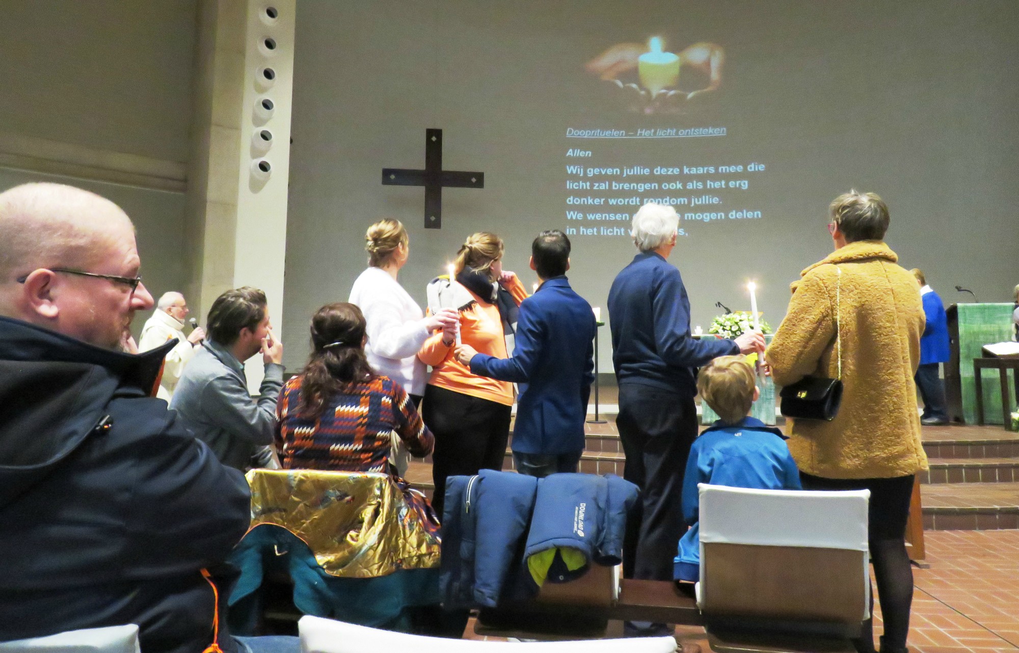 Doopviering eerste communicanten 2024 - Priester Paul Scheelen - Sint-Anna-ten-Drieënkerk, Antwerpen Linkeroever