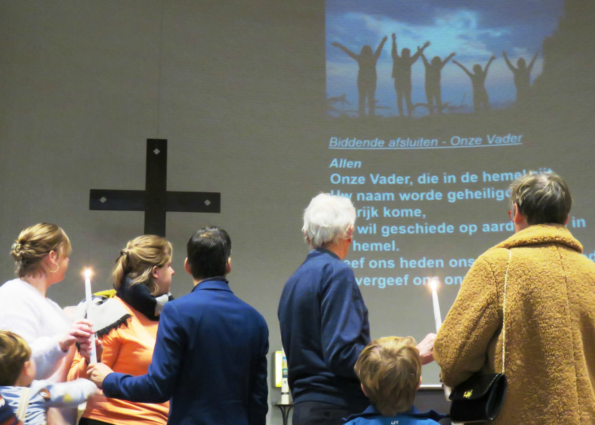 Doopviering eerste communicanten 2024 - Priester Paul Scheelen - Sint-Anna-ten-Drieënkerk, Antwerpen Linkeroever