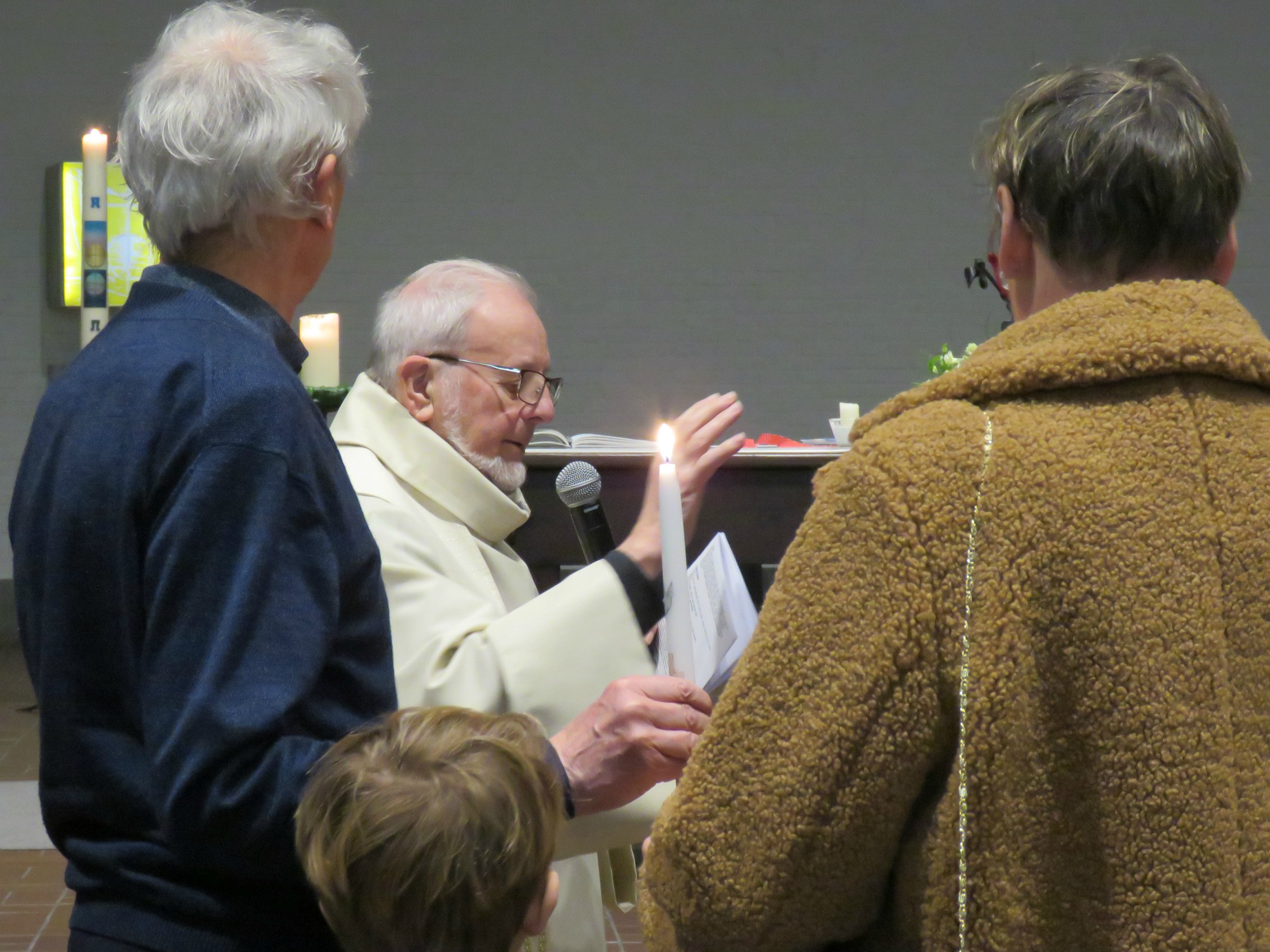 Doopviering eerste communicanten 2024 - Priester Paul Scheelen - Sint-Anna-ten-Drieënkerk, Antwerpen Linkeroever