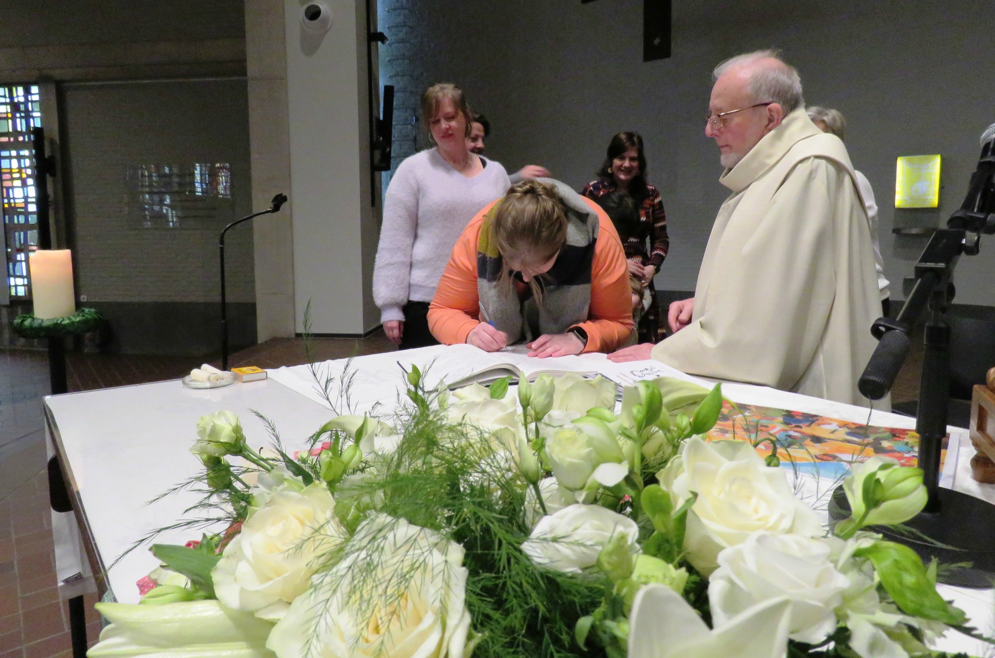 Doopviering eerste communicanten 2024 - Priester Paul Scheelen - Sint-Anna-ten-Drieënkerk, Antwerpen Linkeroever