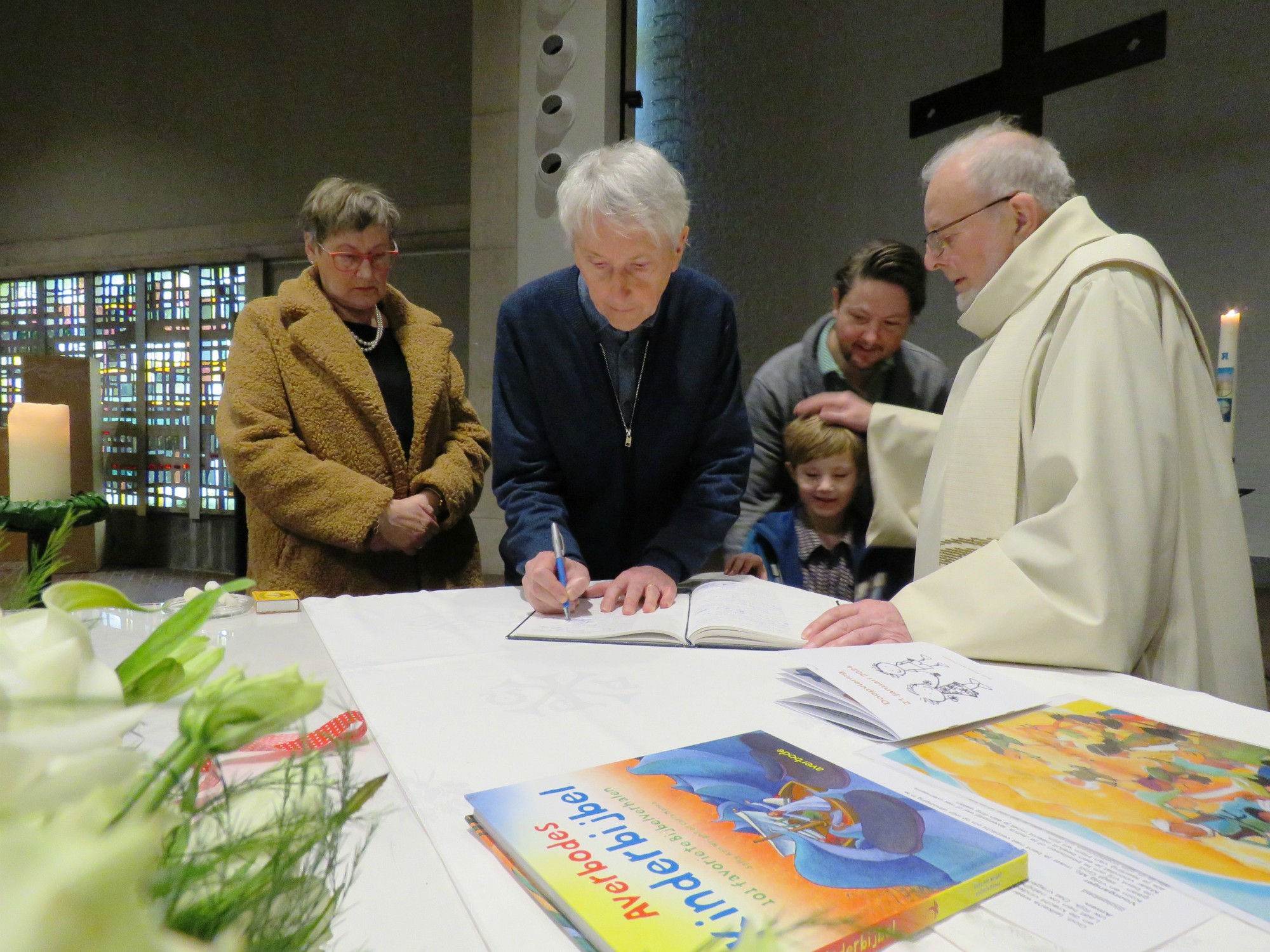 Doopviering eerste communicanten 2024 - Priester Paul Scheelen - Sint-Anna-ten-Drieënkerk, Antwerpen Linkeroever