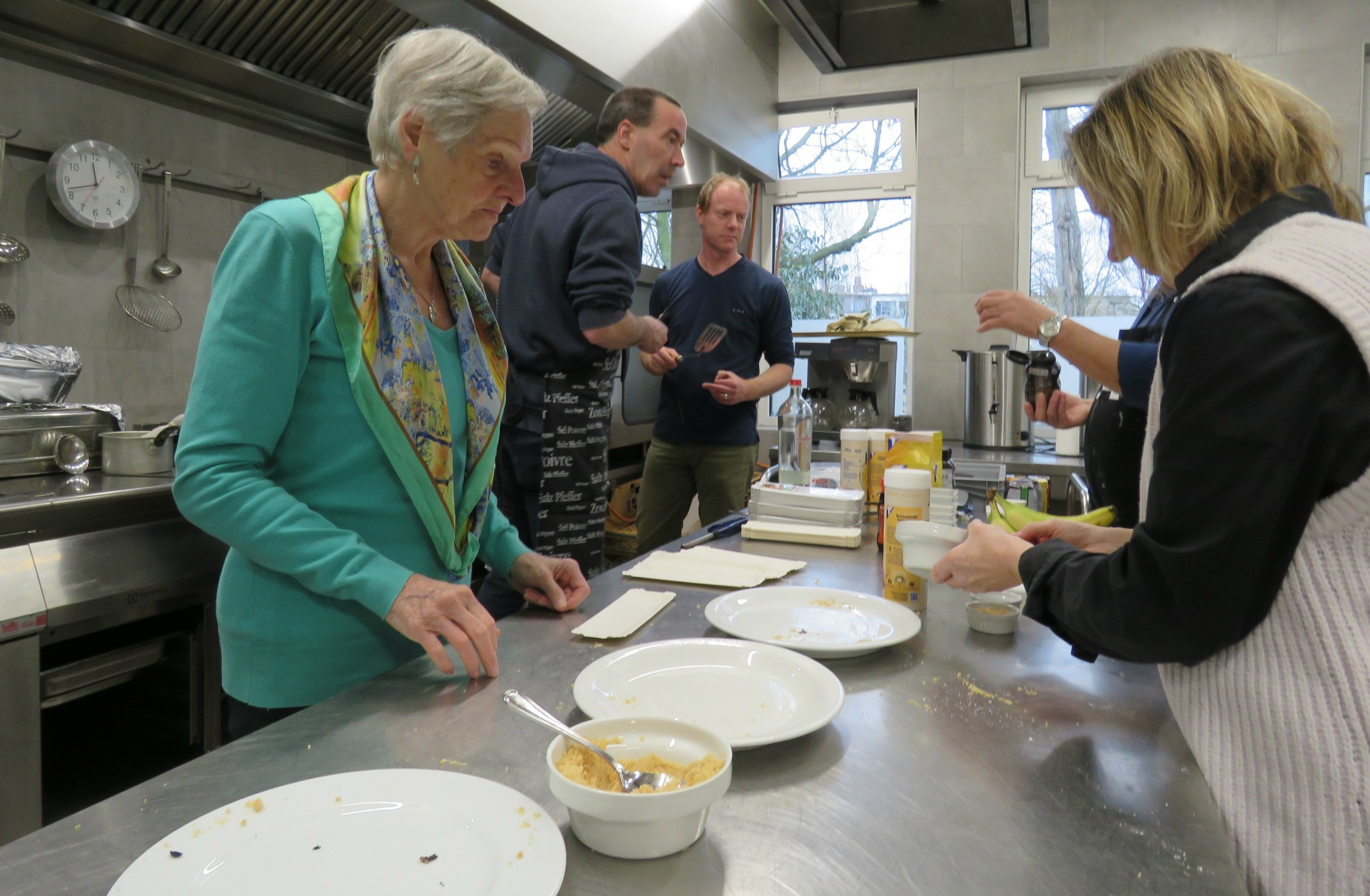 Drukte in de keuken, er is al meer volk dan verwacht en we zijn nog niet open...