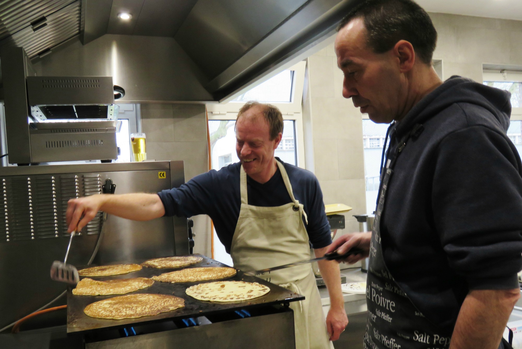 Grote versgebakken pannenkoeken in de keuken