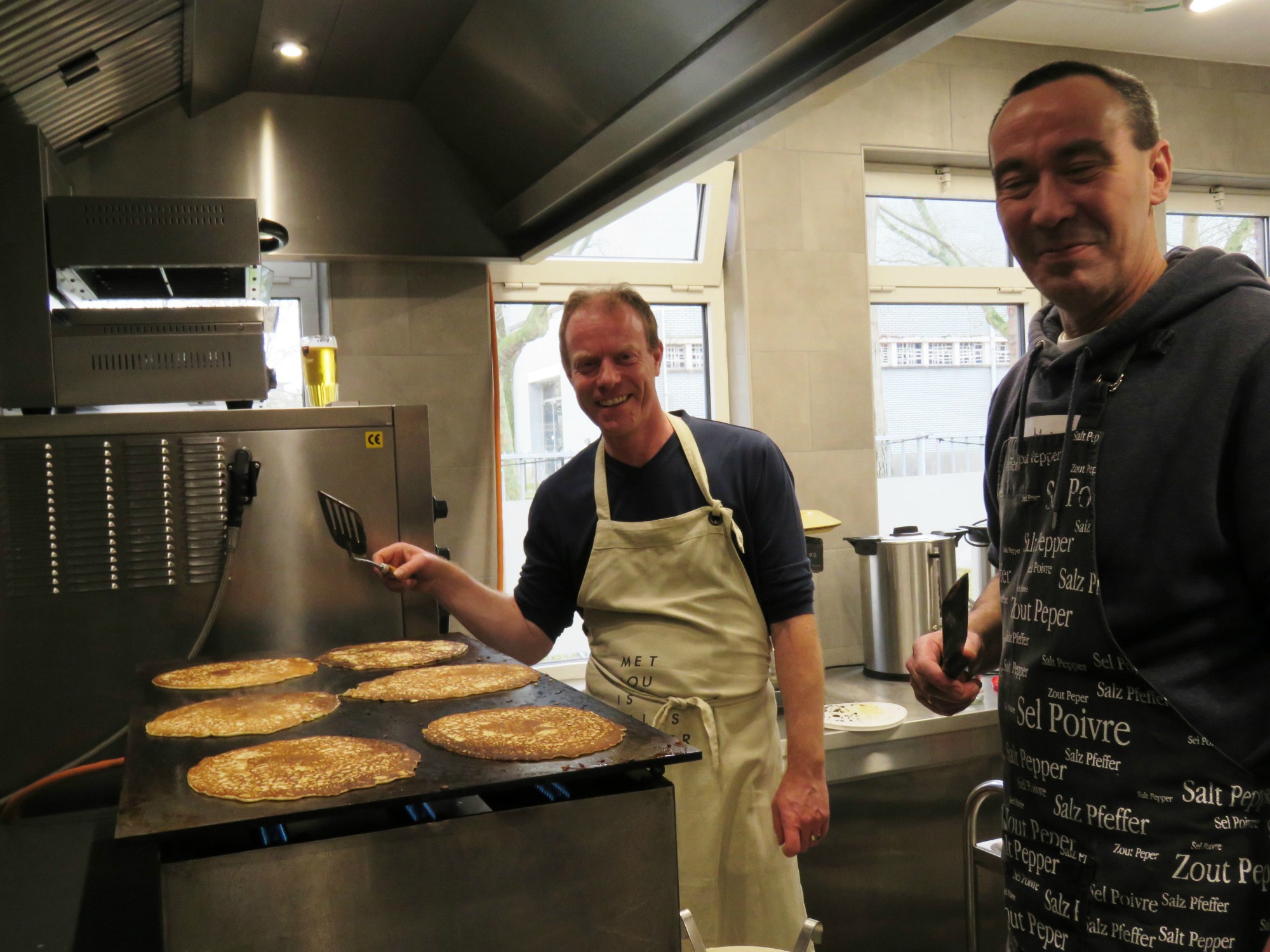 Grote versgebakken pannenkoeken in de keuken