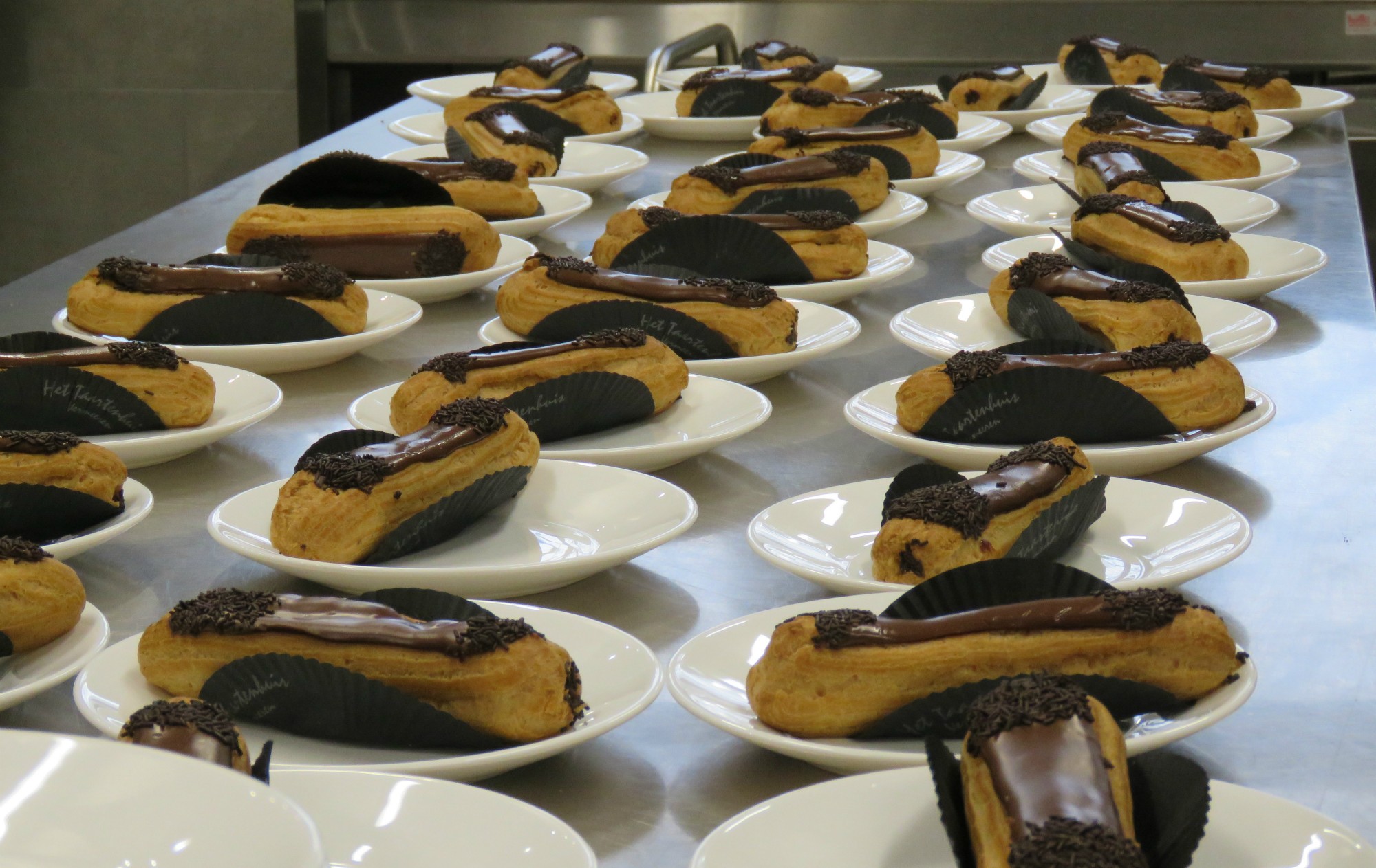 De eclairs liggen klaar in de keuken