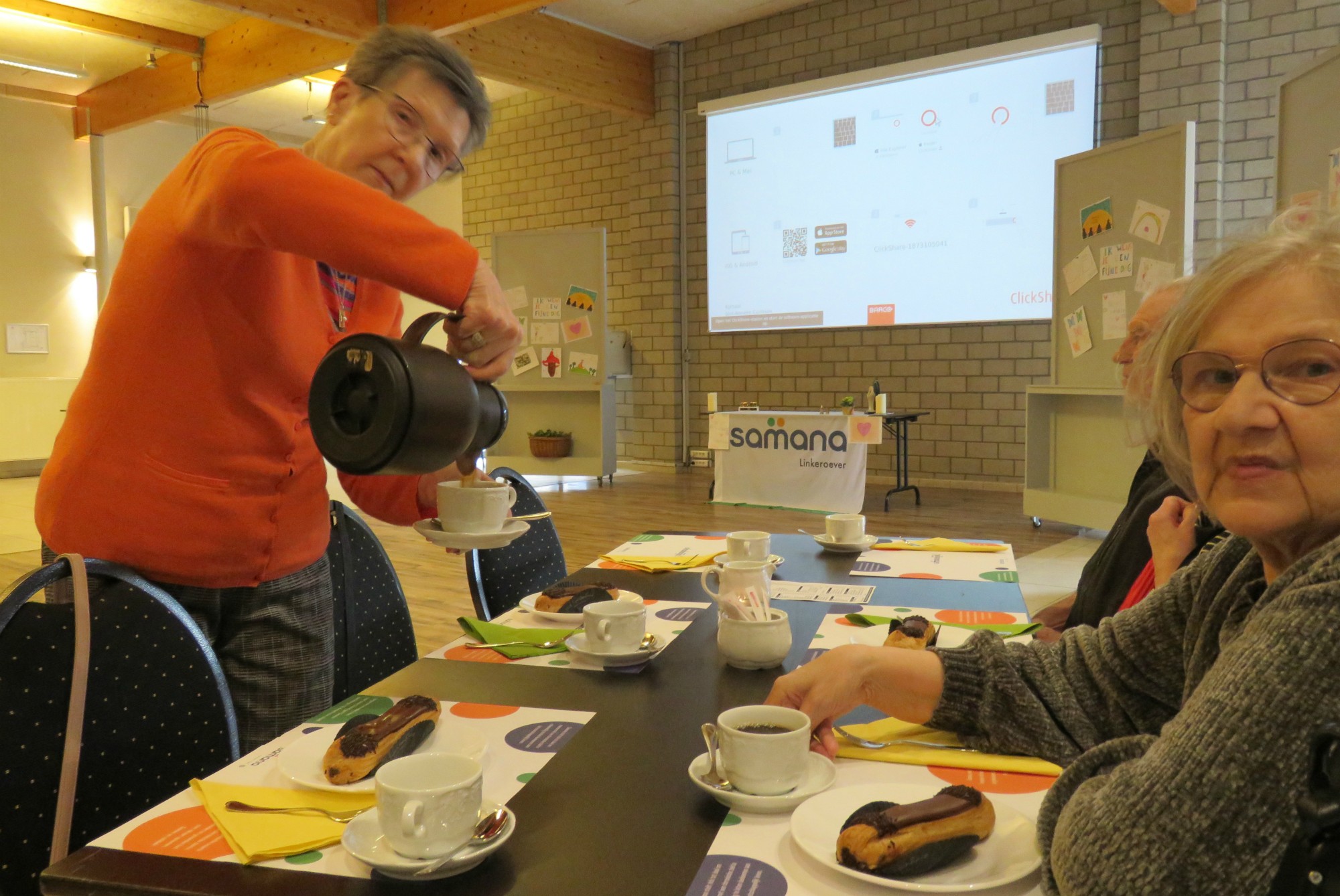 De medewerkers van Samana zorgen dat niemand iets tekort komt