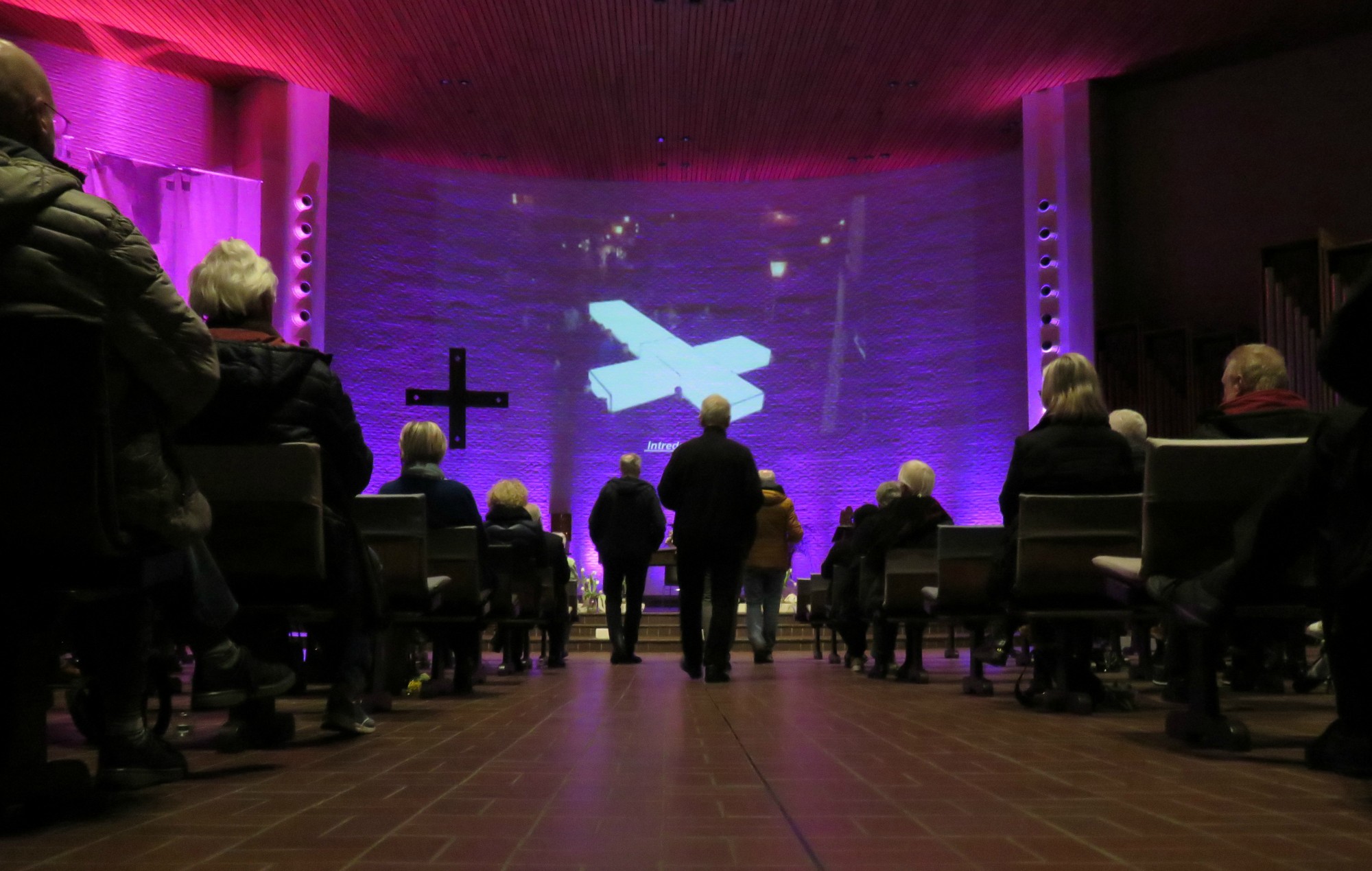 Goede Vrijdag | Het kruis wordt door de voorganger en lectoren vooraan de kerk gedragen