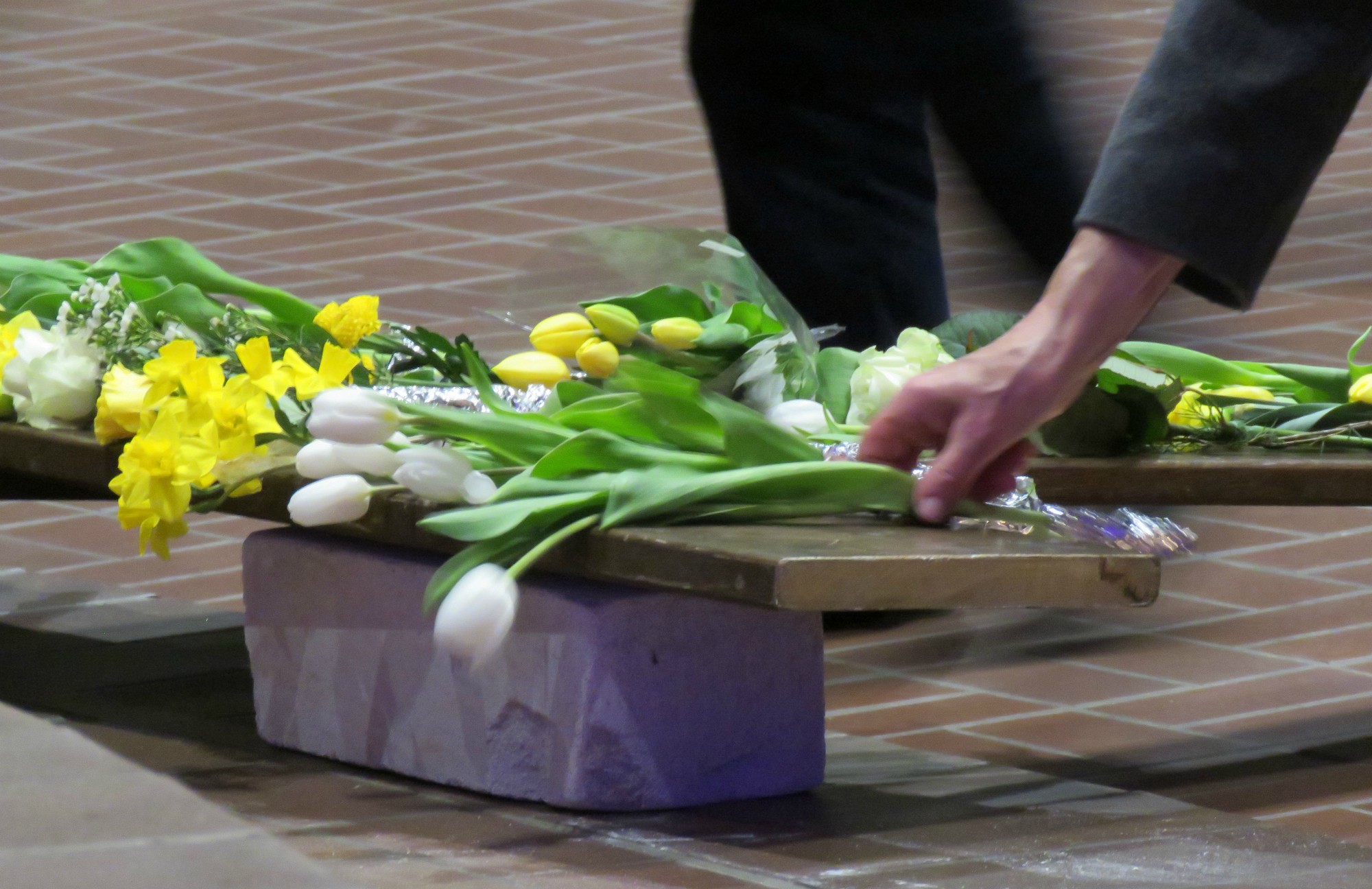 Goede Vrijdag | Kruishulde met een bloem of kaarsje