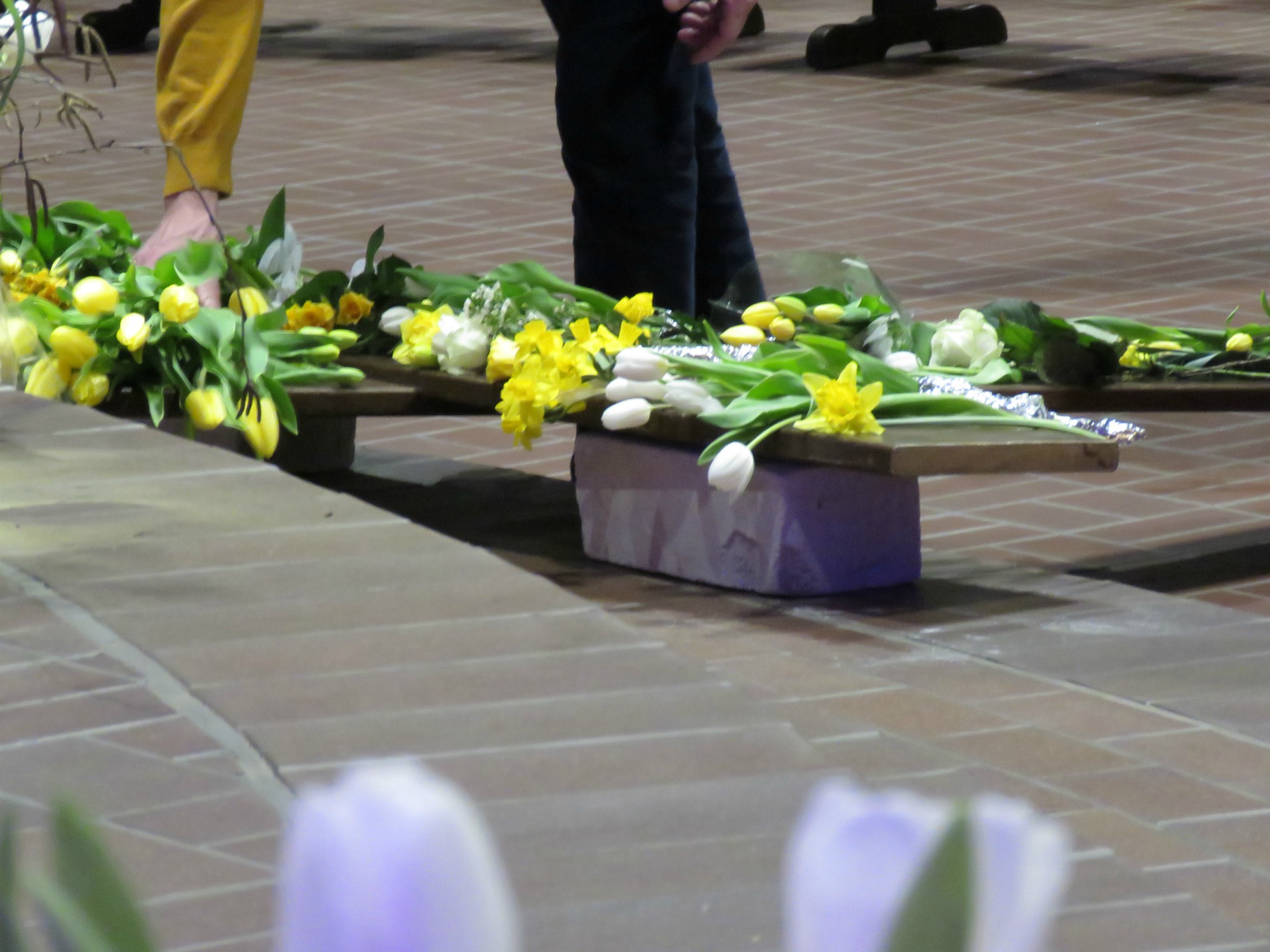 Goede Vrijdag | Kruishulde met een bloem of kaarsje