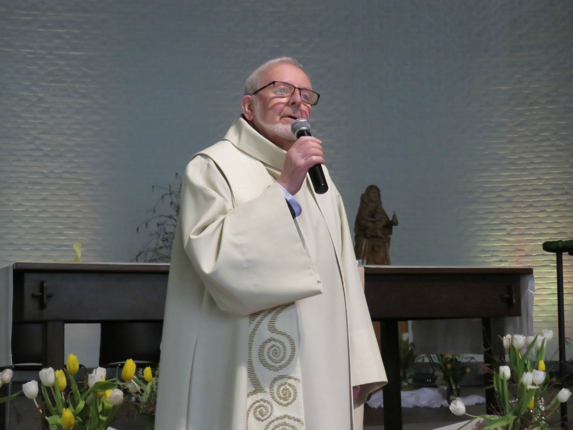 Pasen | Wegwijzerviering | Priester Paul Scheelen duidt ook de betekenis van de paashaas