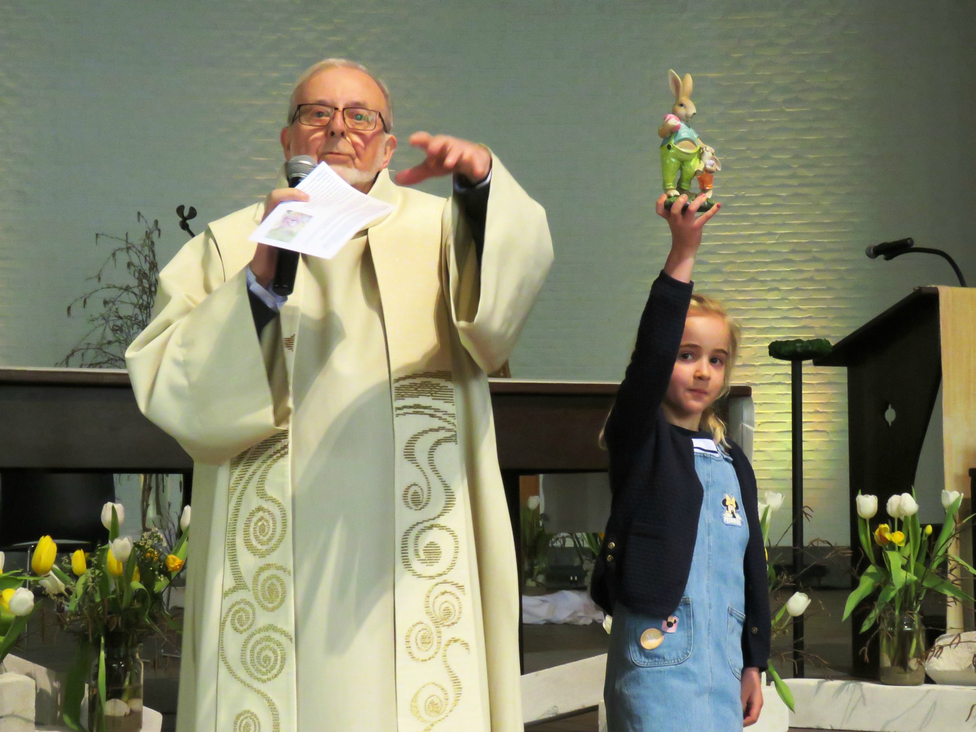 Pasen | Wegwijzerviering | Priester Paul Scheelen duidt ook de betekenis van de paashaas