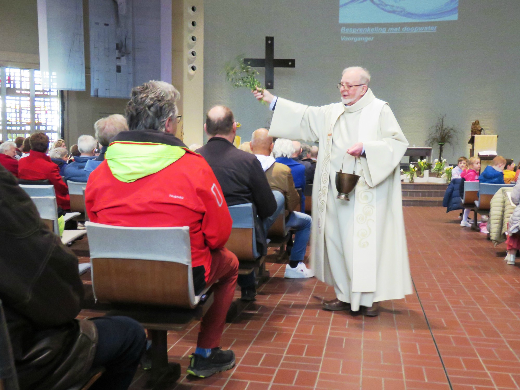 Pasen | Wegwijzerviering | Zegening door het doopwater door priester Paul Scheelen