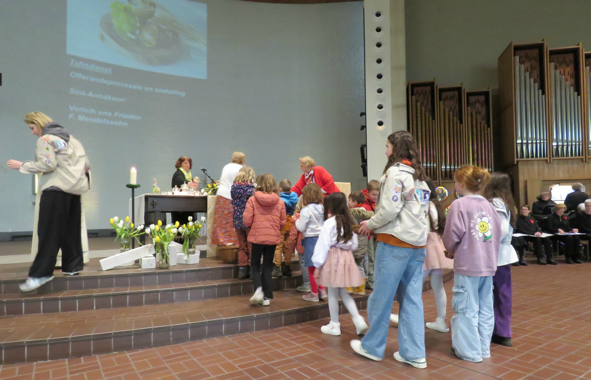 Pasen | Wegwijzerviering | Aanbrengen van de gaven door heel veel kinderen