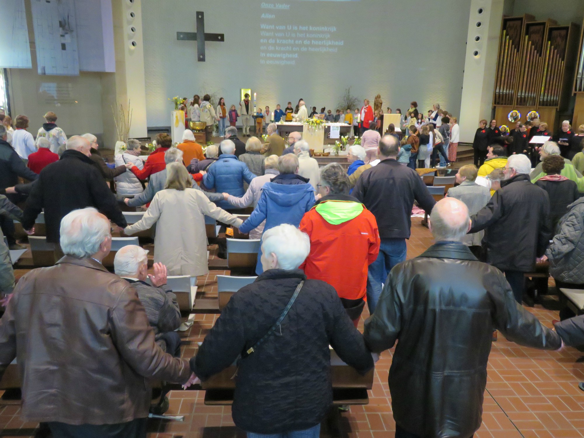 Pasen | Wegwijzerviering | Het Onze Vader hand in hand, over de rijen heen