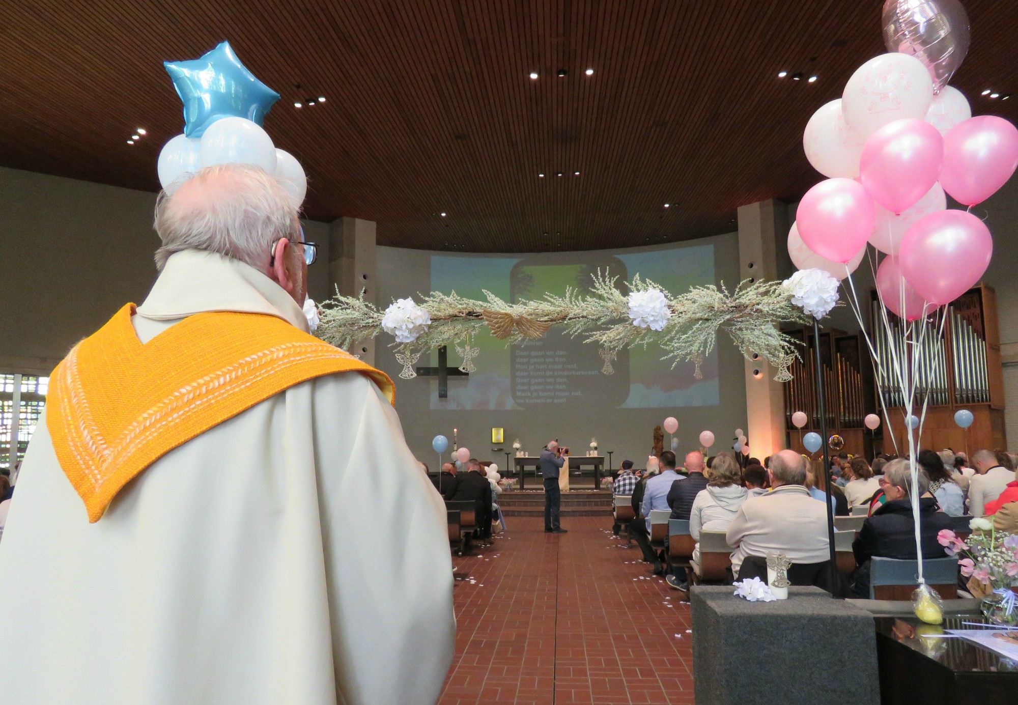 Eerste communie 2024 - Priester Paul is er helemaal klaar voor