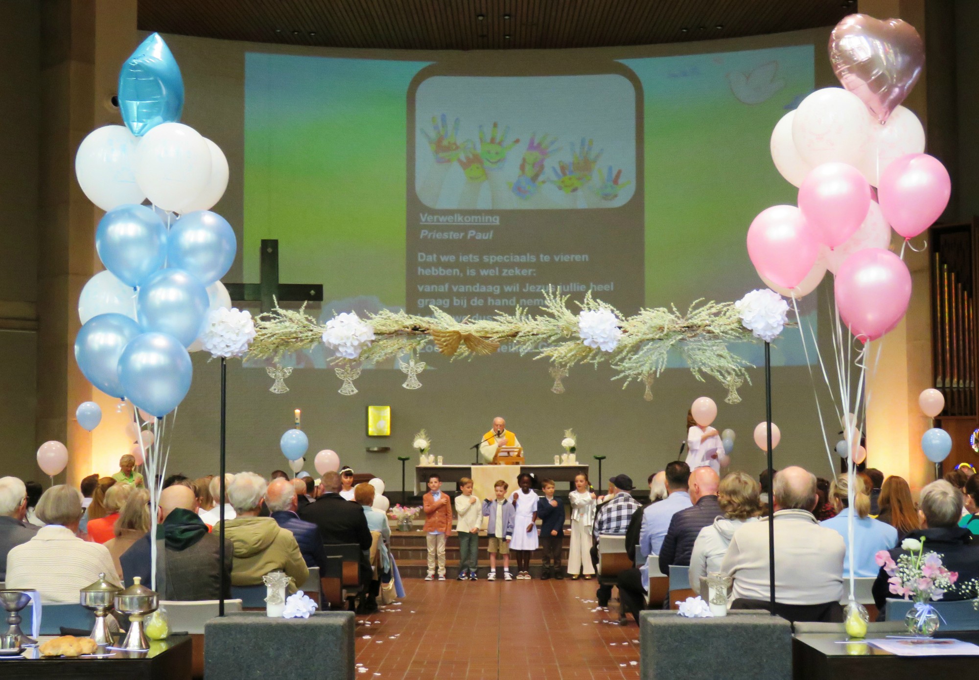 Eerste communie 2024 - Verwelkoming in een mooi versierde kerk