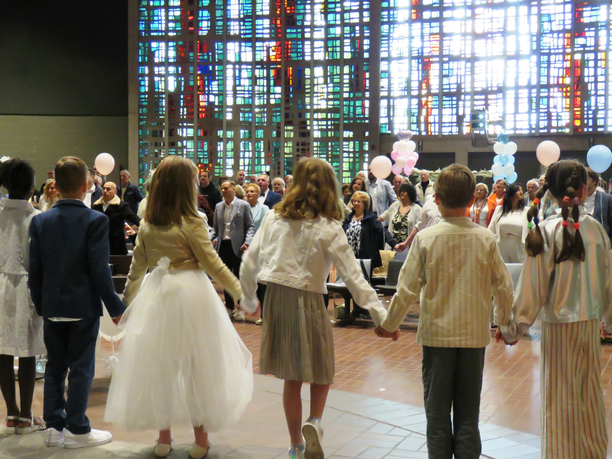 Eerste communie 2024 - Het Onze Vader, hand in hand, over de rijen heen