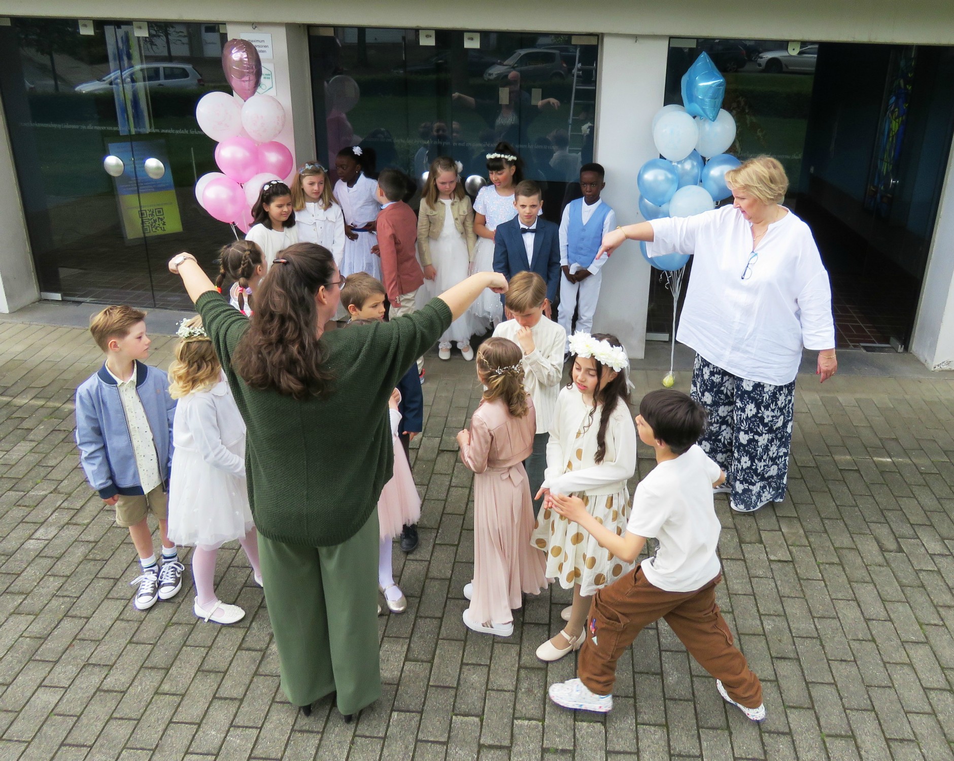 Eerste communie 2024 - Groepsfoto aan de kerk met alle eerste communicanten