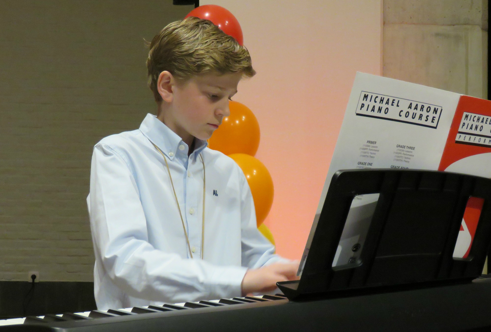 Muziek door drie vormelingen: Arthur (piano), Marthe (gitaar), Alicia (piano)