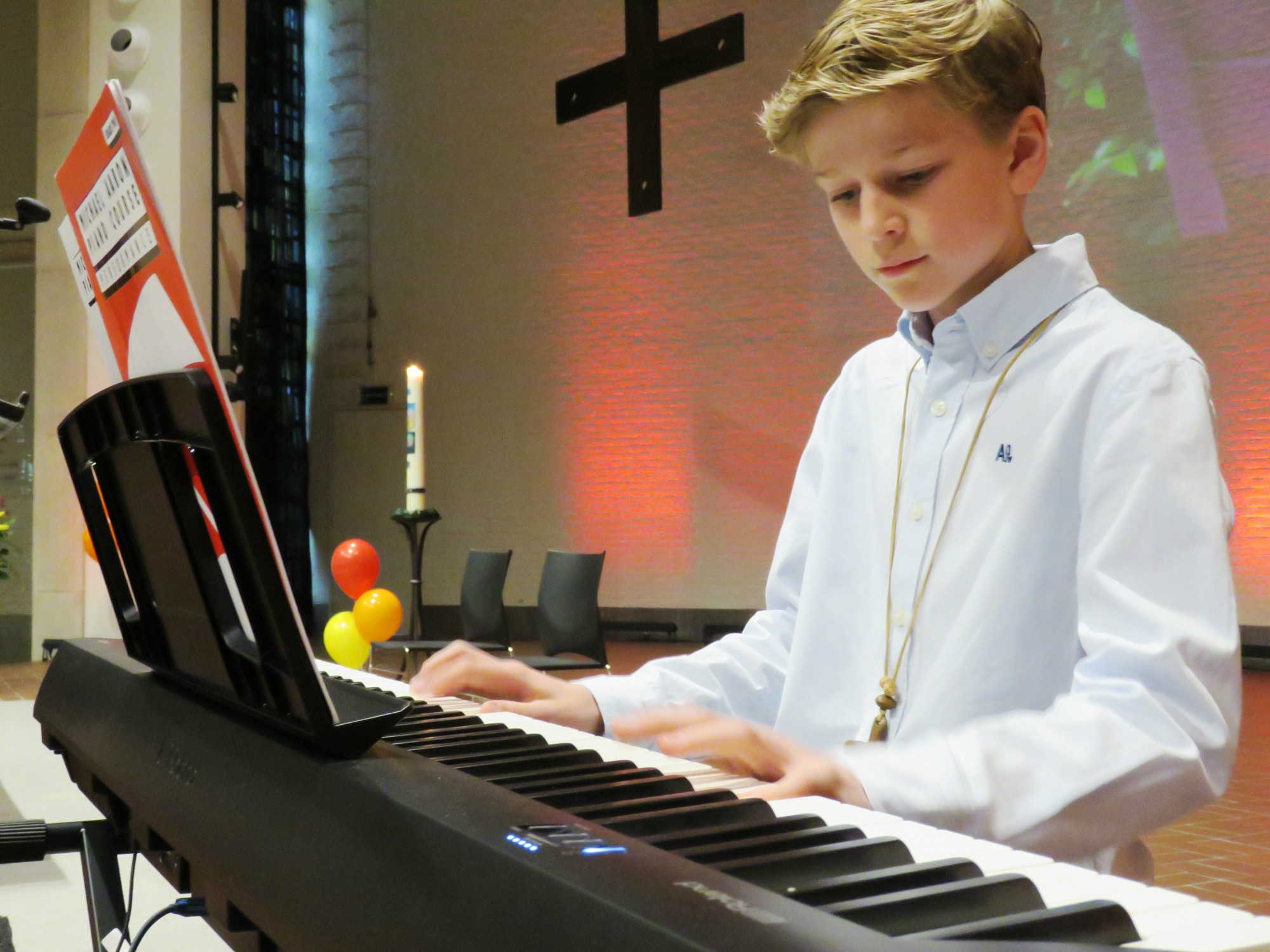 Muziek door drie vormelingen: Arthur (piano), Marthe (gitaar), Alicia (piano)