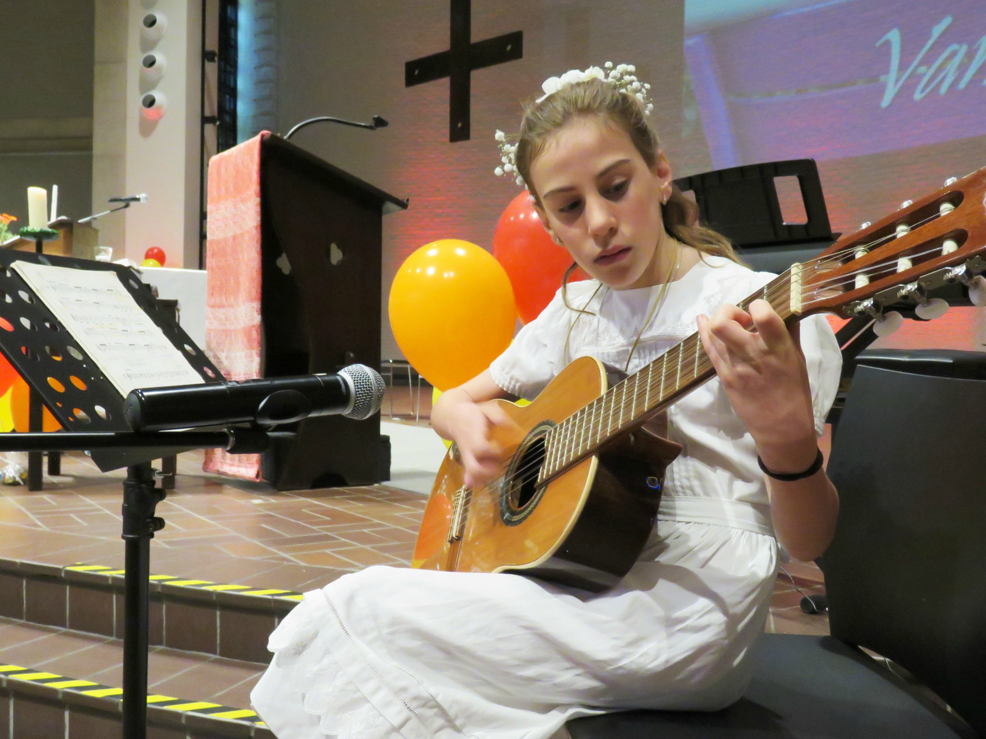 Muziek door drie vormelingen: Arthur (piano), Marthe (gitaar), Alicia (piano)