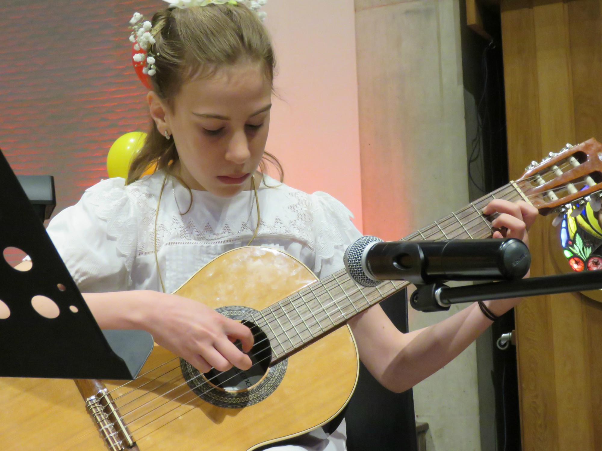 Muziek door drie vormelingen: Arthur (piano), Marthe (gitaar), Alicia (piano)