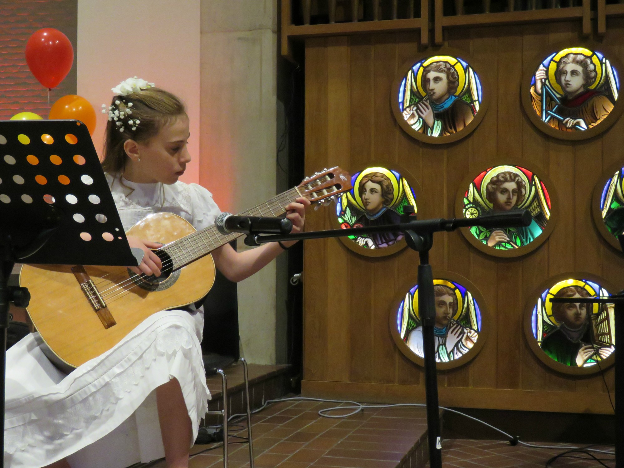 Muziek door drie vormelingen: Arthur (piano), Marthe (gitaar), Alicia (piano)