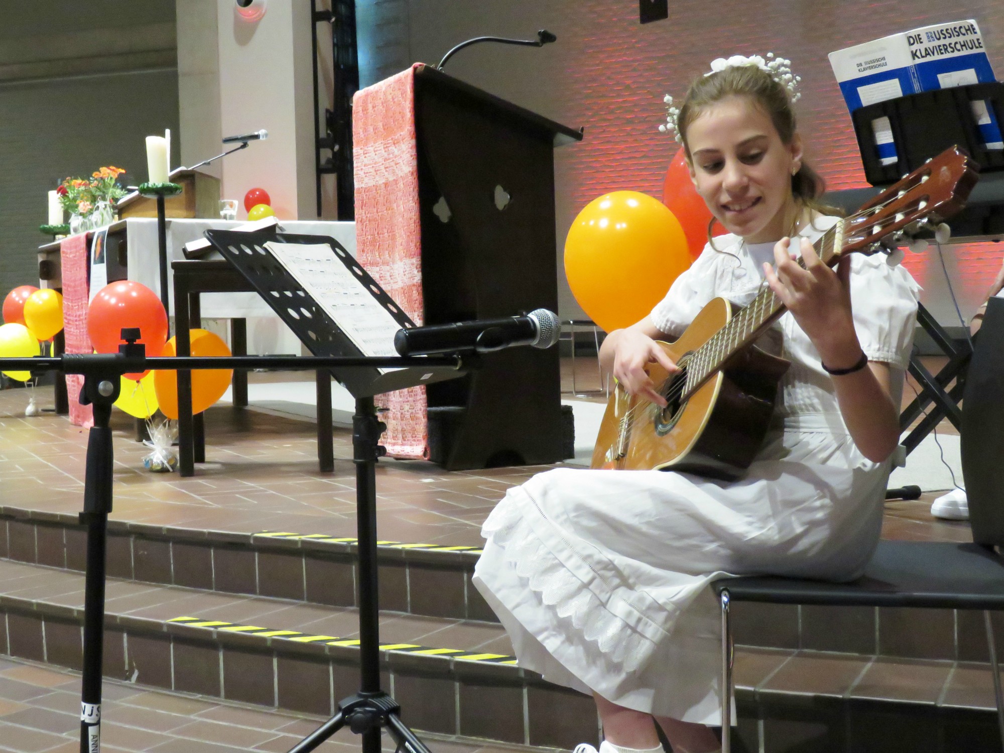 Muziek door drie vormelingen: Arthur (piano), Marthe (gitaar), Alicia (piano)