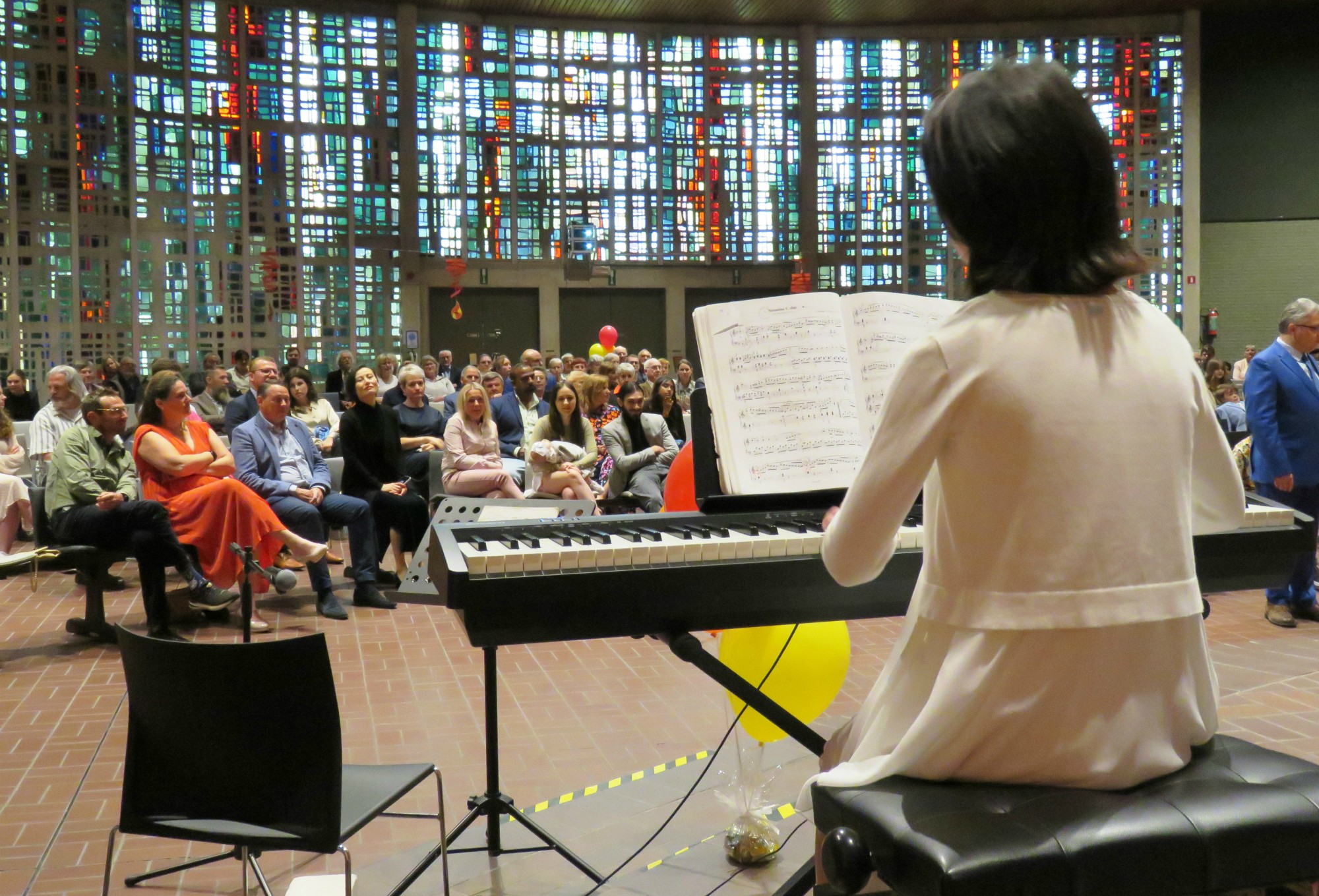 Muziek door drie vormelingen: Arthur (piano), Marthe (gitaar), Alicia (piano)