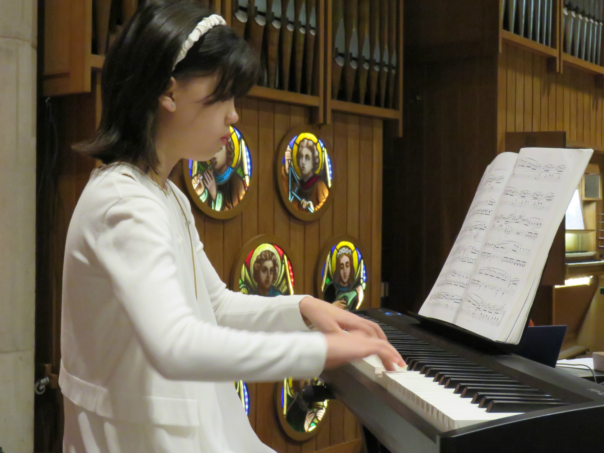 Muziek door drie vormelingen: Arthur (piano), Marthe (gitaar), Alicia (piano)