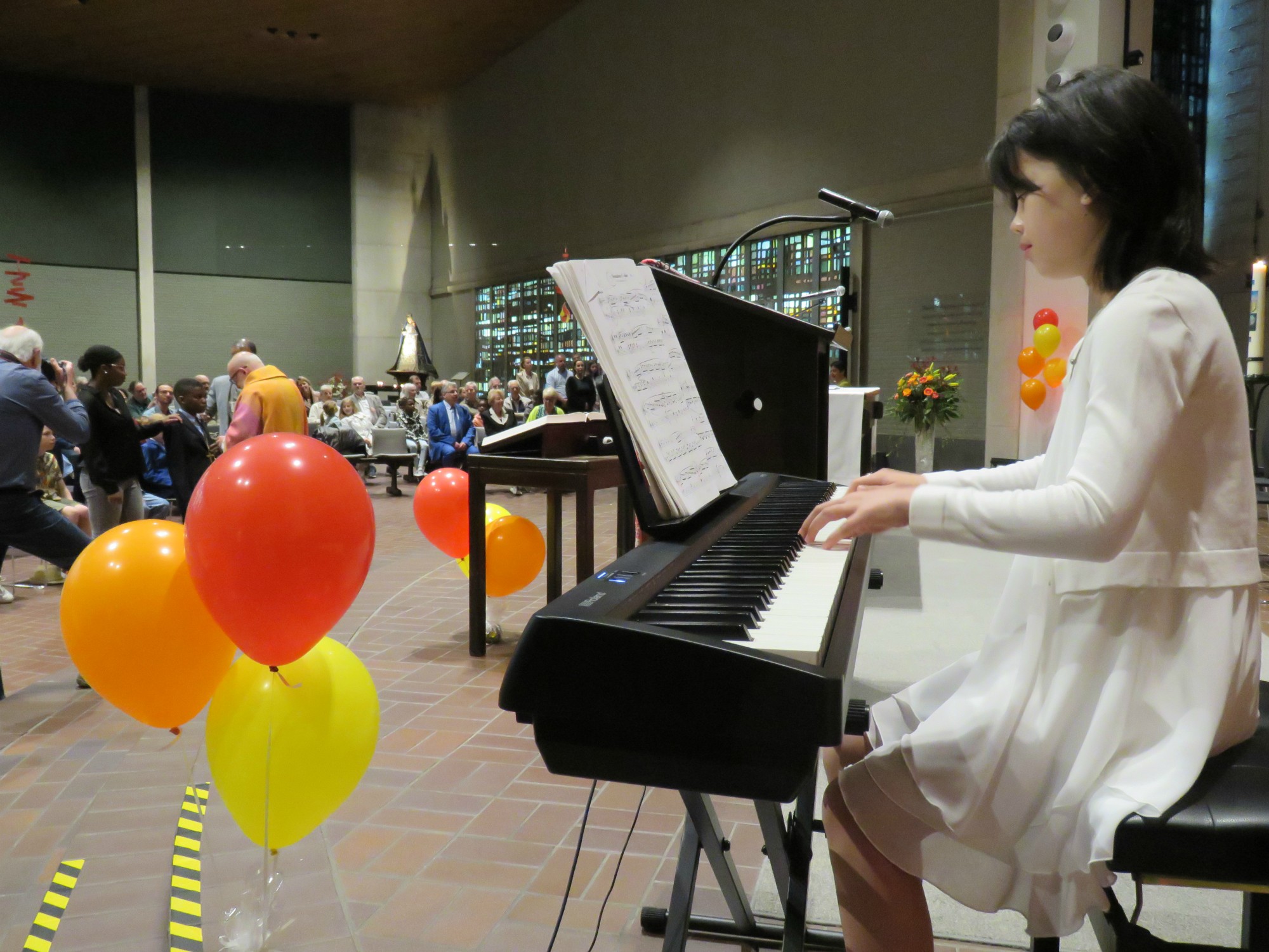 Muziek door drie vormelingen: Arthur (piano), Marthe (gitaar), Alicia (piano)